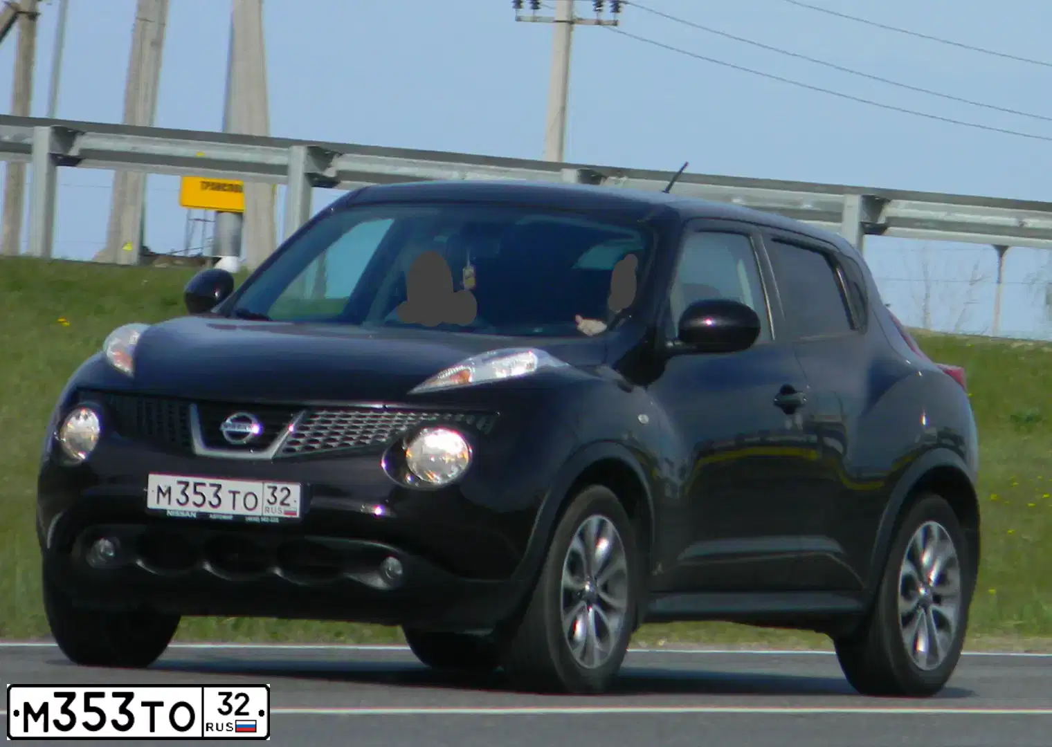 Фото автомобиля NISSAN JUKE, 2013 — госномер М353ТО32. Цвет: ФИОЛЕТОВЫЙ