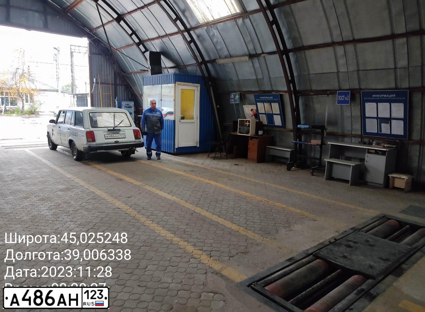 Фото автомобиля LADA 2104, 2006 — госномер А486АН123. Цвет: БЕЛЫЙ