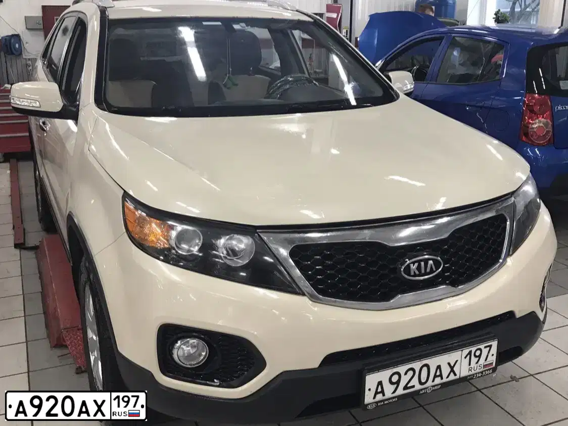 Фото автомобиля KIA SORENTO, 2010 — госномер С012ОР790. Цвет: БЕЖЕВЫЙ