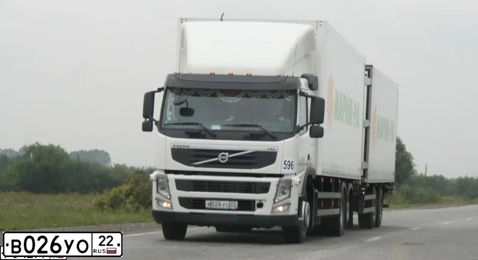 Фото автомобиля VOLVO SERIE FM /6X2/, 2012 — госномер В026УО22. Цвет: Белый