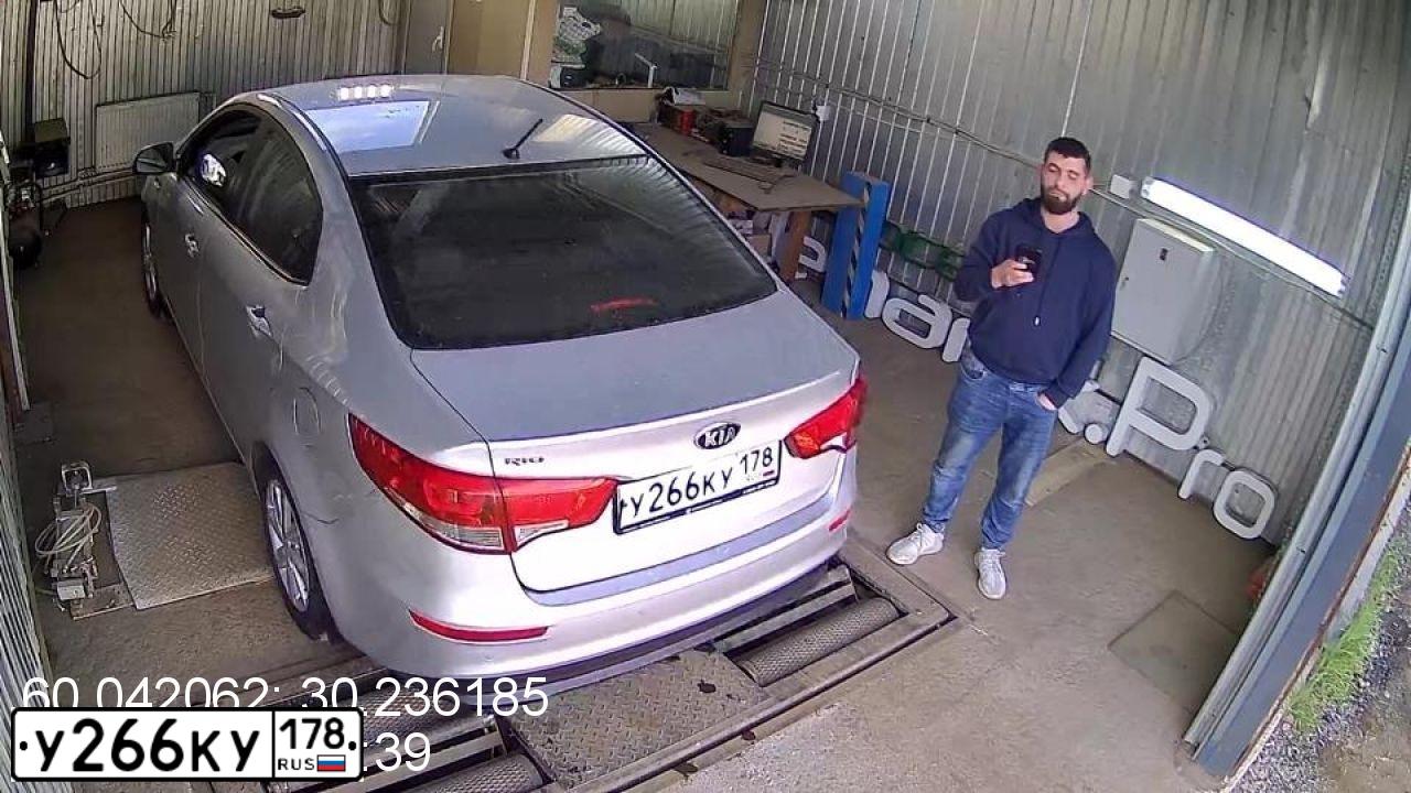 Фото автомобиля KIA RIO, 2016 — госномер Н250СТ702. Цвет: Серебристый