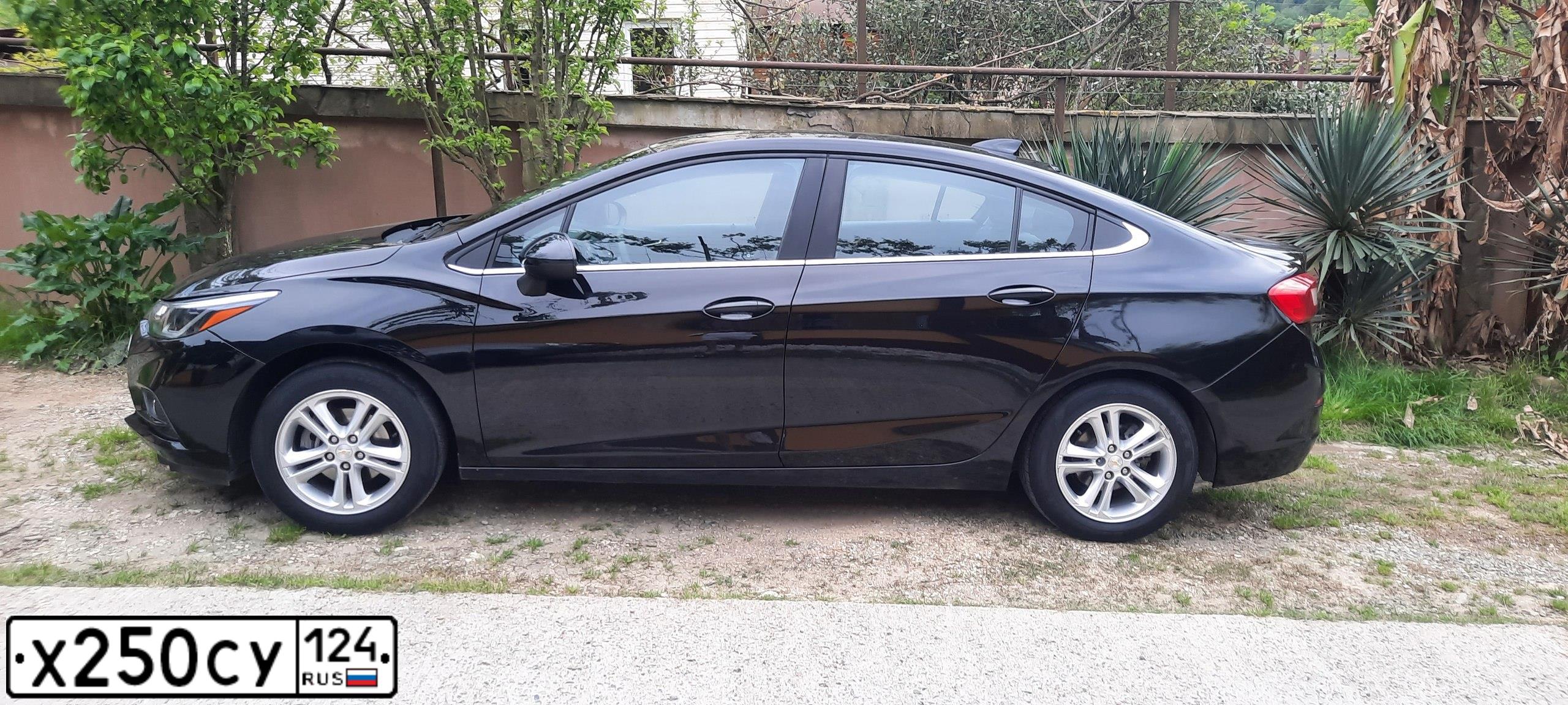 Фото автомобиля CHEVROLET CRUZE, 2018 — госномер Х250СУ124. Цвет: ЧЕРНЫЙ