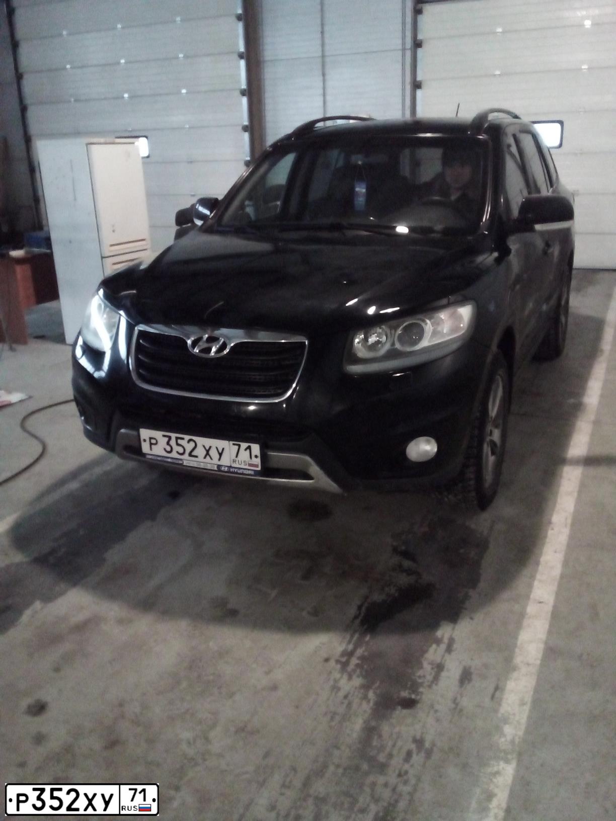 Фото автомобиля HYUNDAI SANTA FE, 2012 — госномер Р352ХУ71. Цвет: ЧЕРНЫЙ