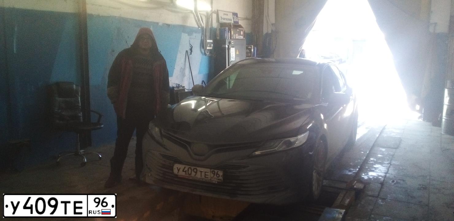 Фото автомобиля TOYOTA CAMRY, 2012 — госномер У409ТЕ96. Цвет: Белый