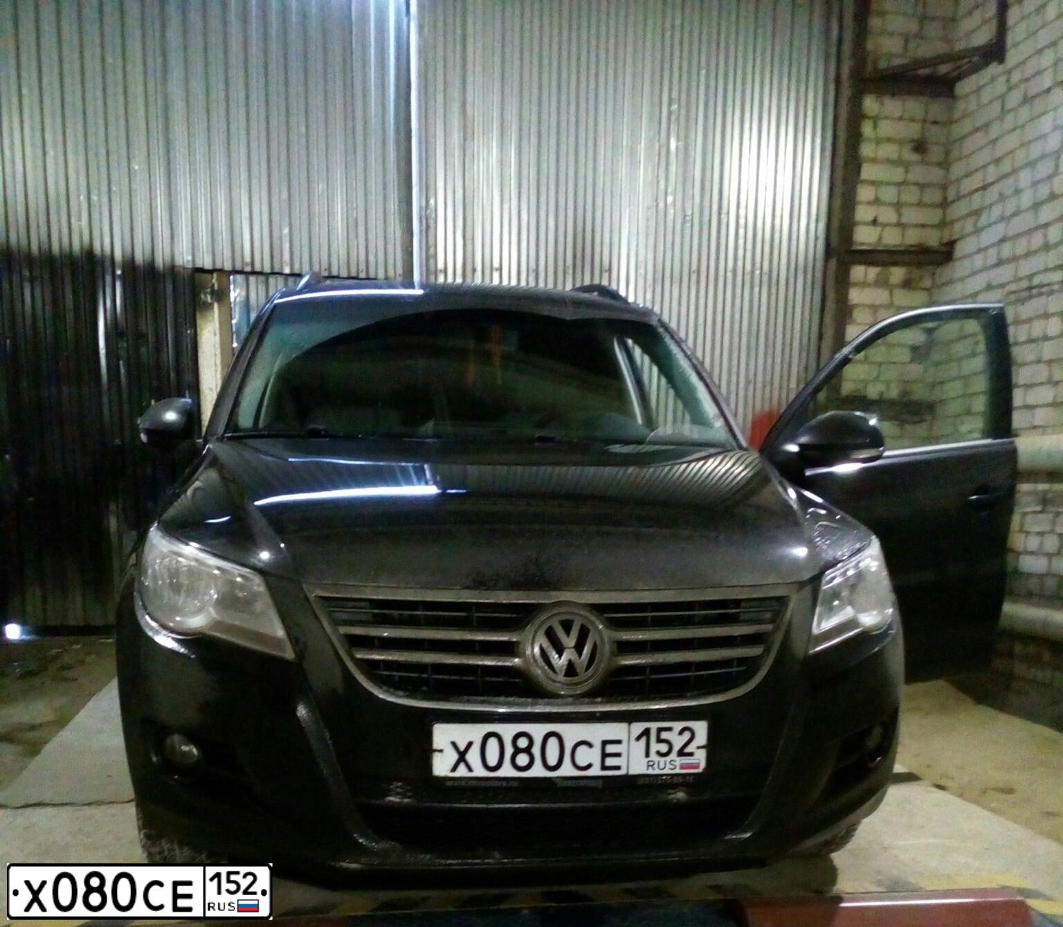 Фото автомобиля VOLKSWAGEN TIGUAN, 2010 — госномер Х080СЕ152. Цвет: ЧЕРНЫЙ