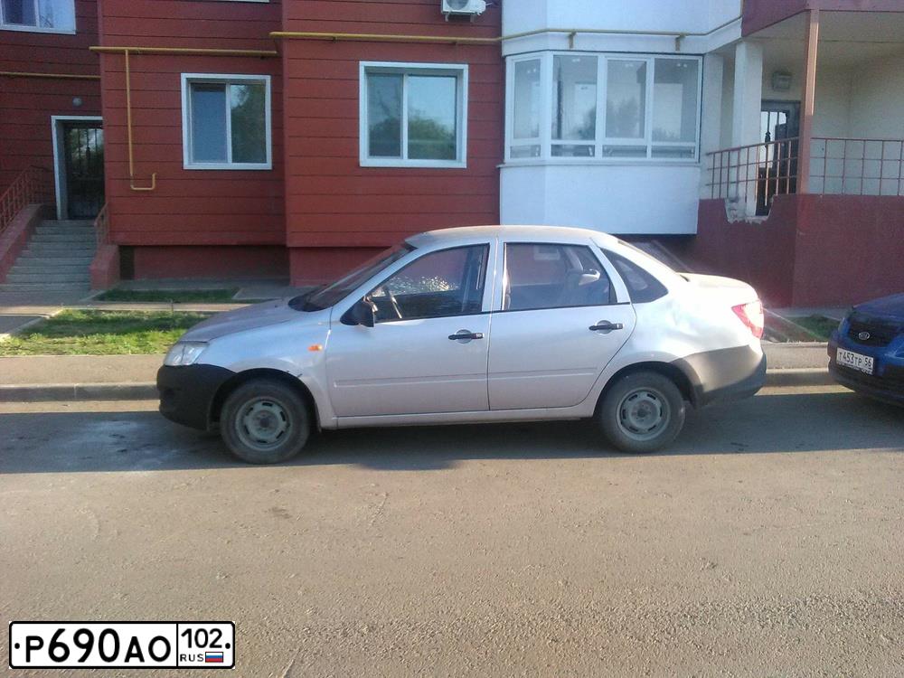Фото автомобиля LADA 2190 GRANTA, 2013 — госномер Р690АО102. Цвет: серебристо-голубой