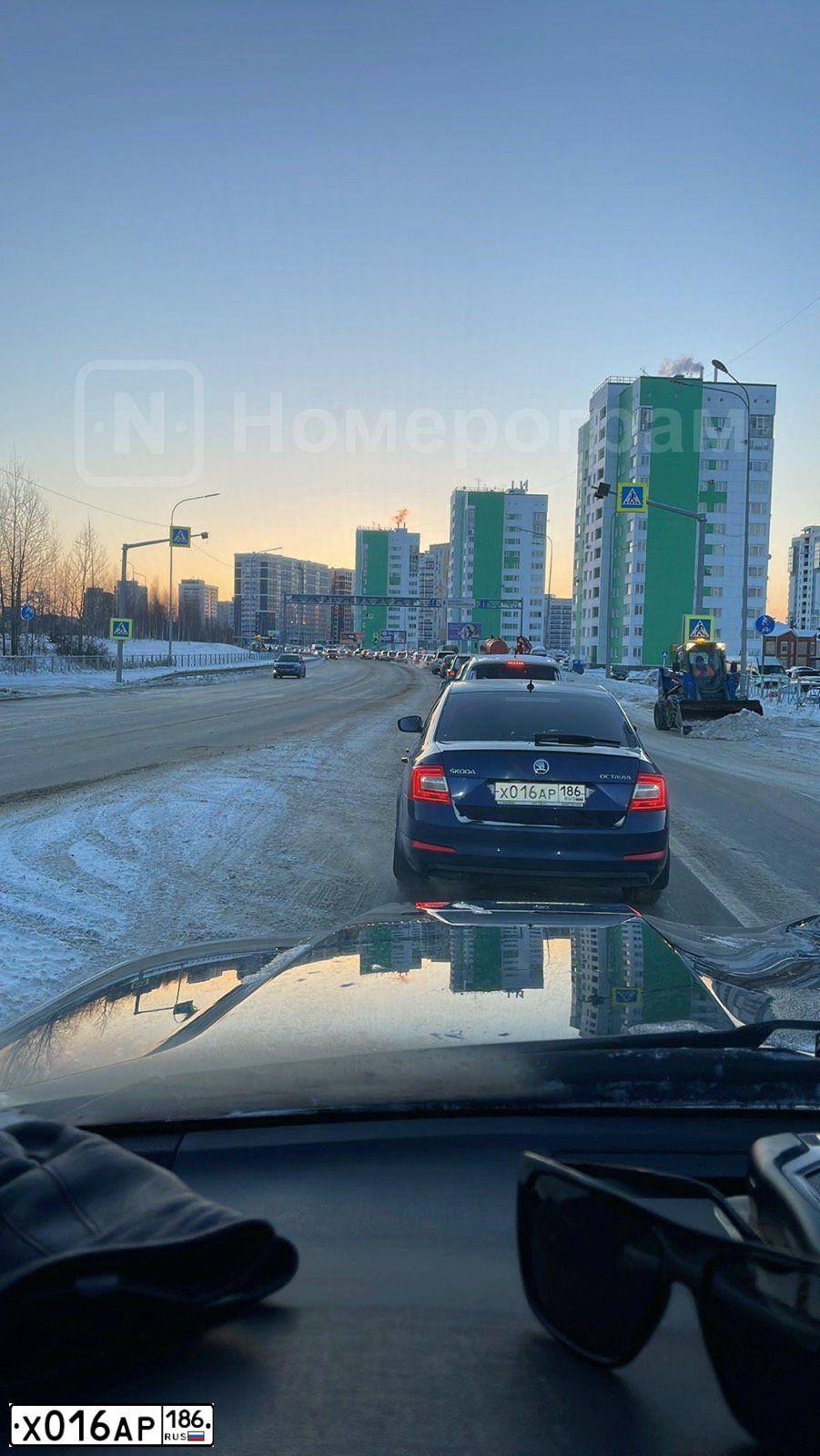 Фото автомобиля SKODA OCTAVIA, 2013 — госномер Х016АР186. Цвет: ТЕМНО-СИНИЙ