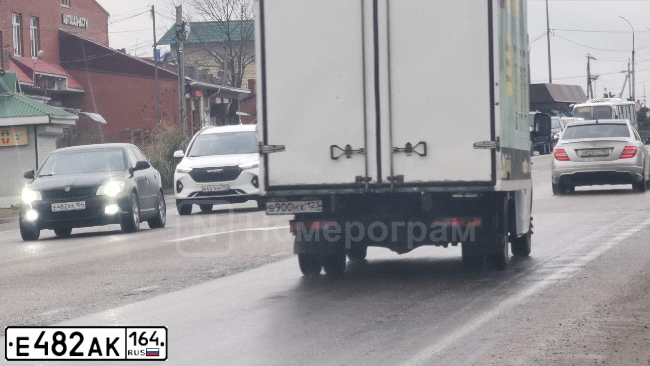 Фото автомобиля SKODA OCTAVIA, 2011 — госномер Е482АК164. Цвет: ТЕМНО-СИНИЙ 