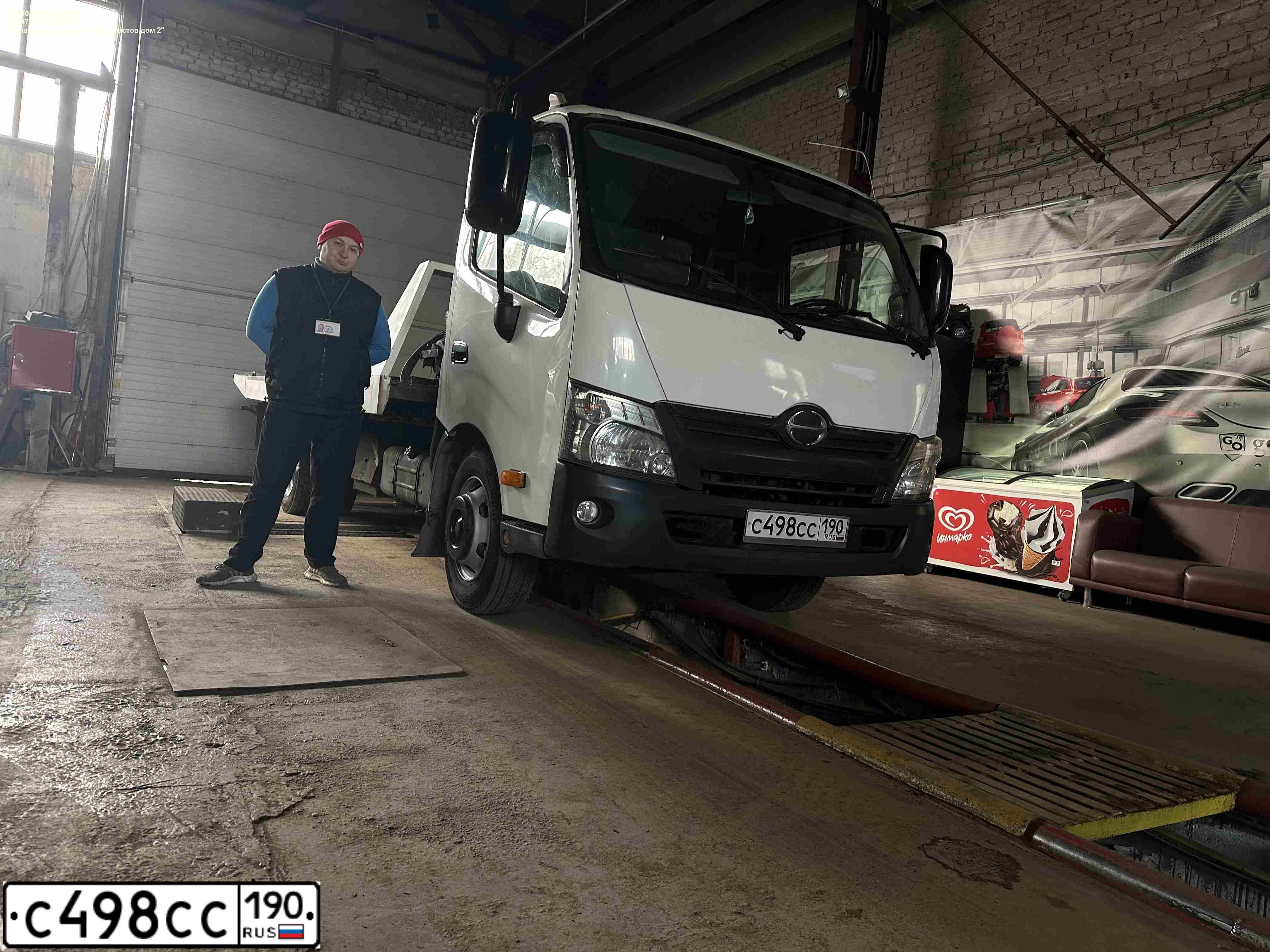 Фото автомобиля HINO 700-SERIE, 2012 — госномер С498СС190. Цвет: Белый