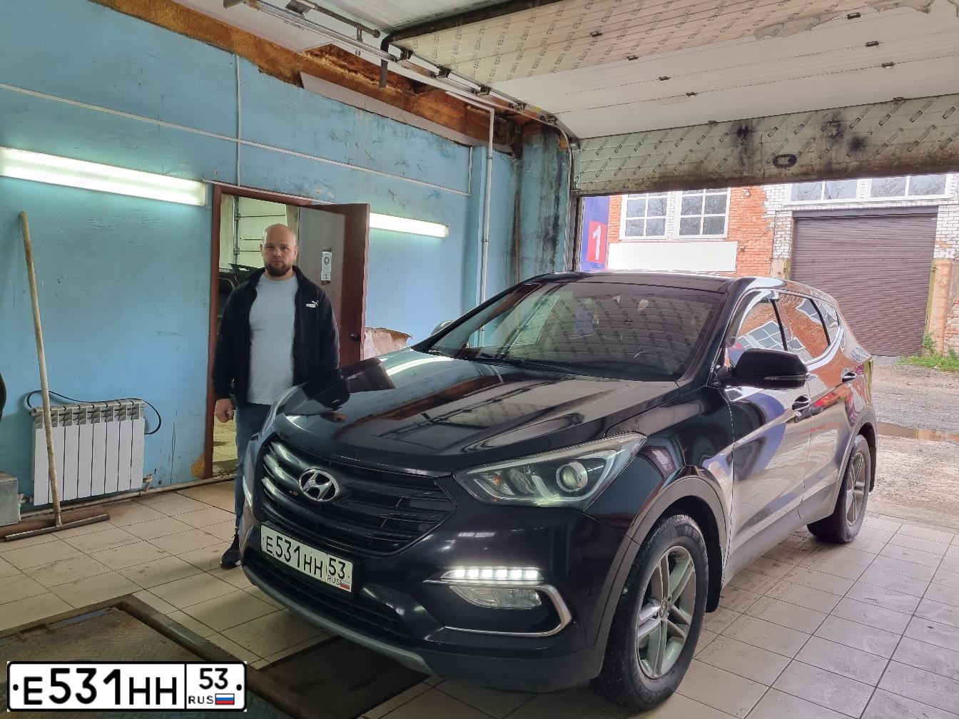 Фото автомобиля HYUNDAI SANTA FE, 2018 — госномер Е531НН53. Цвет: ЧЕРНЫЙ