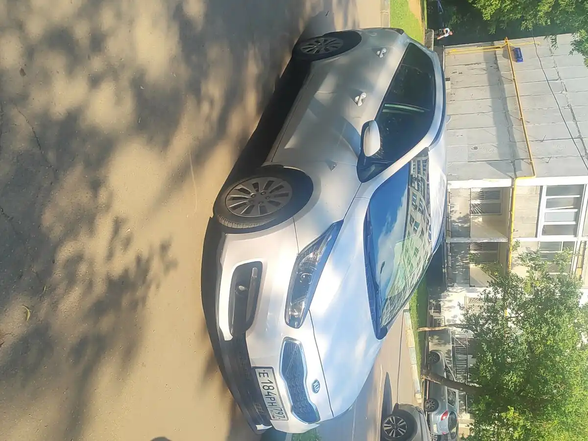 Фото автомобиля KIA CEE'D, 2018 — госномер Е184РН797. Цвет: БЕЛЫЙ-ЖЕЛТЫЙ-СЕРЫЙ