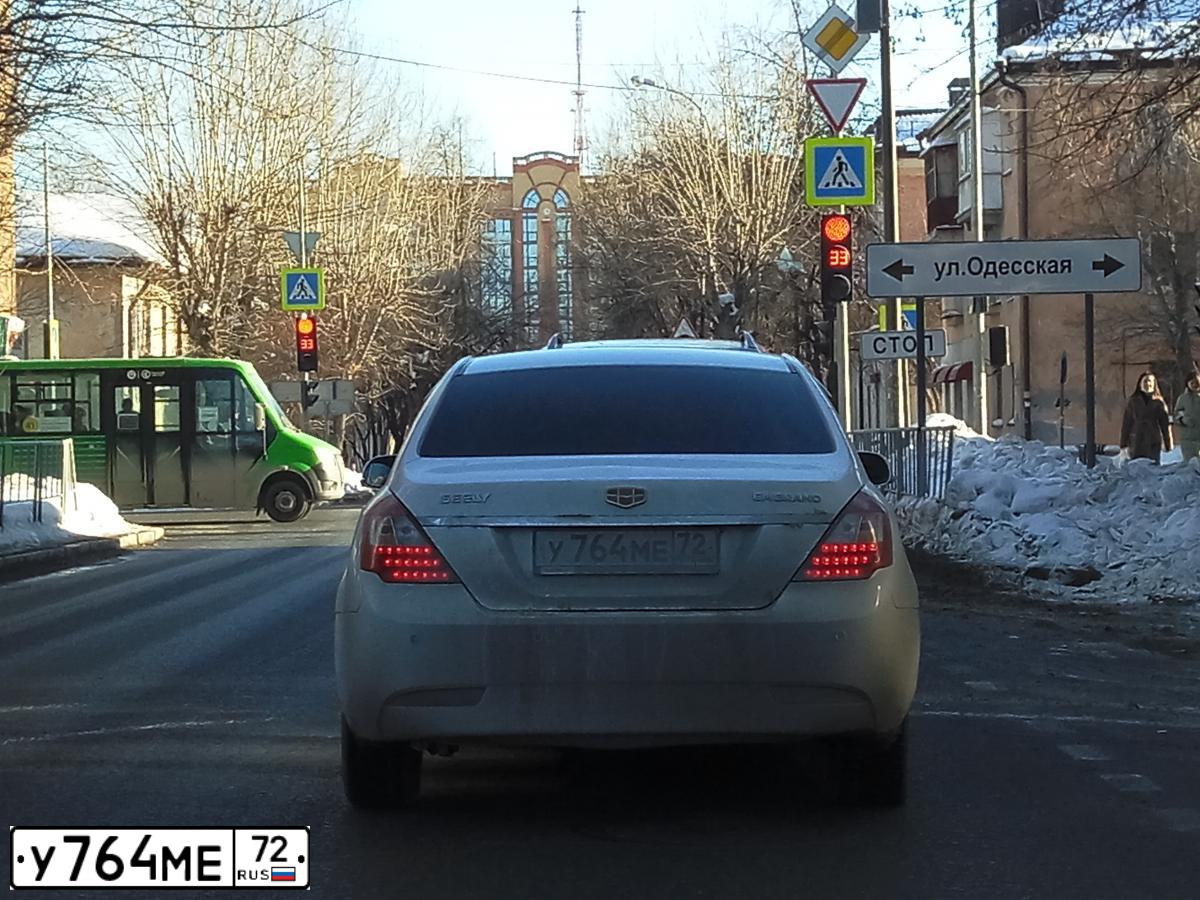 Фото автомобиля GEELY EMGRAND, 2013 — госномер У764МЕ72. Цвет: БЕЛЫЙ