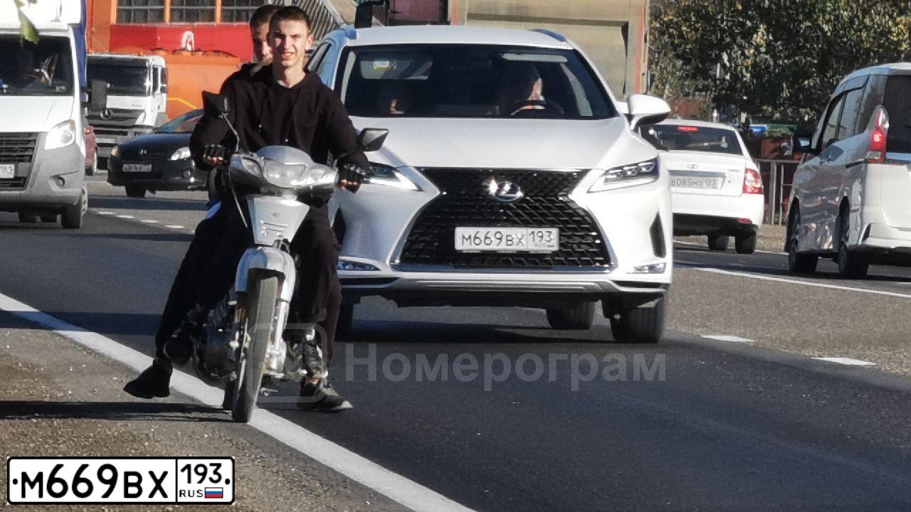 Фото автомобиля LEXUS RX300, 2021 — госномер М669ВХ193. Цвет: Белый