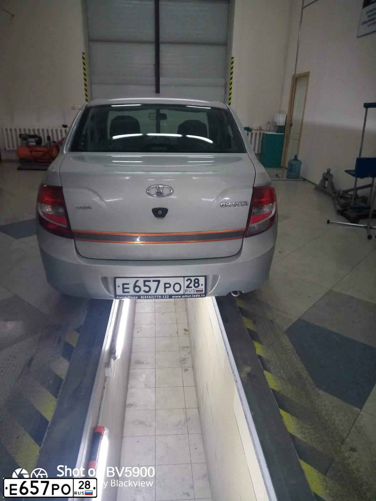 Фото автомобиля LADA 2190 GRANTA, 2014 — госномер Е657РО28. Цвет: СЕРЕБРИСТЫЙ