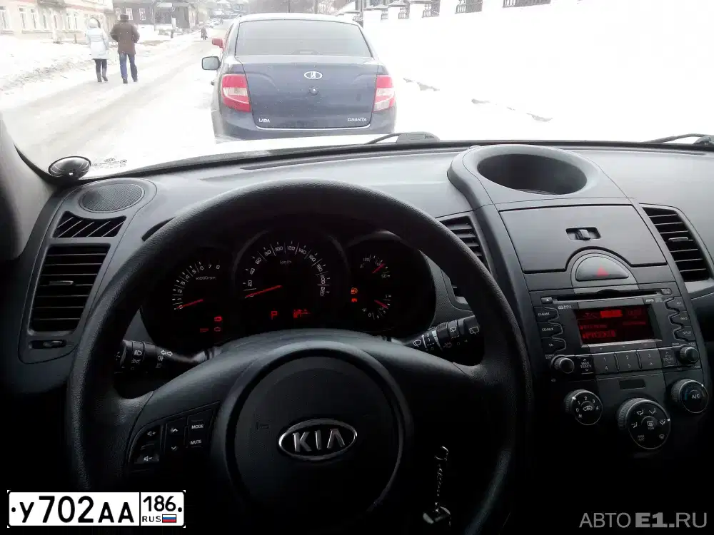 Фото автомобиля KIA SOUL, 2010 — госномер У702АА186. Цвет: БЕЛЫЙ