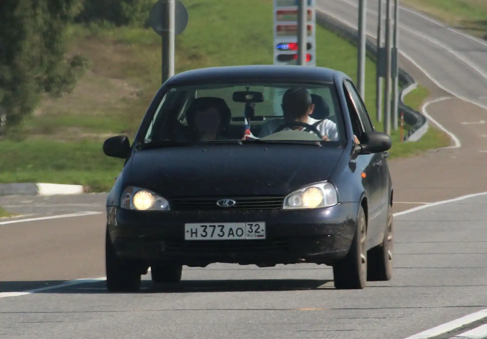 Фото автомобиля LADA 1118 KALINA, 2007 — госномер Р785ЕО32. Цвет: СИНЕ-ФИОЛЕТОВЫЙ