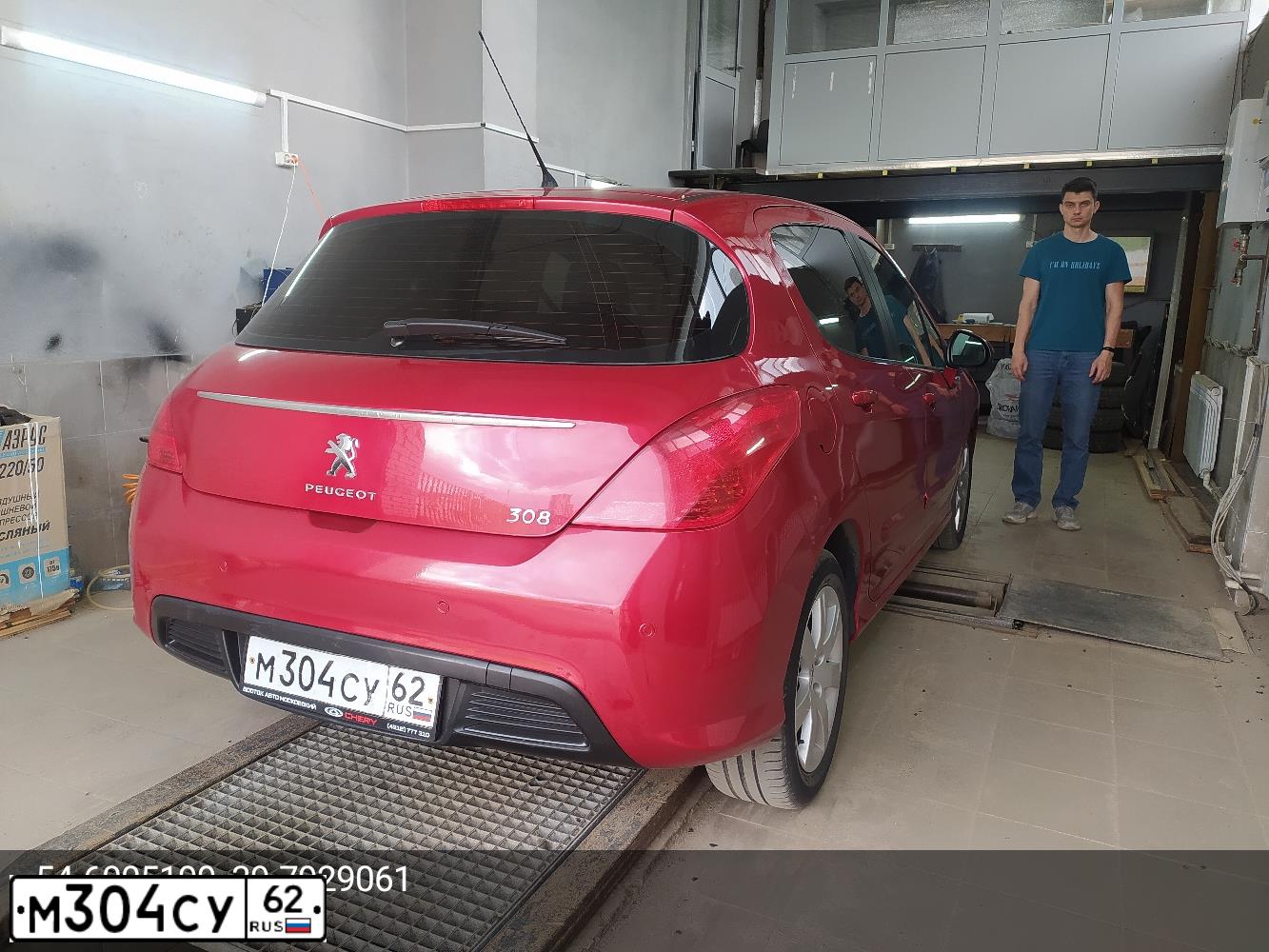 Фото автомобиля PEUGEOT 308, 2012 — госномер Х243УА62. Цвет: Красный