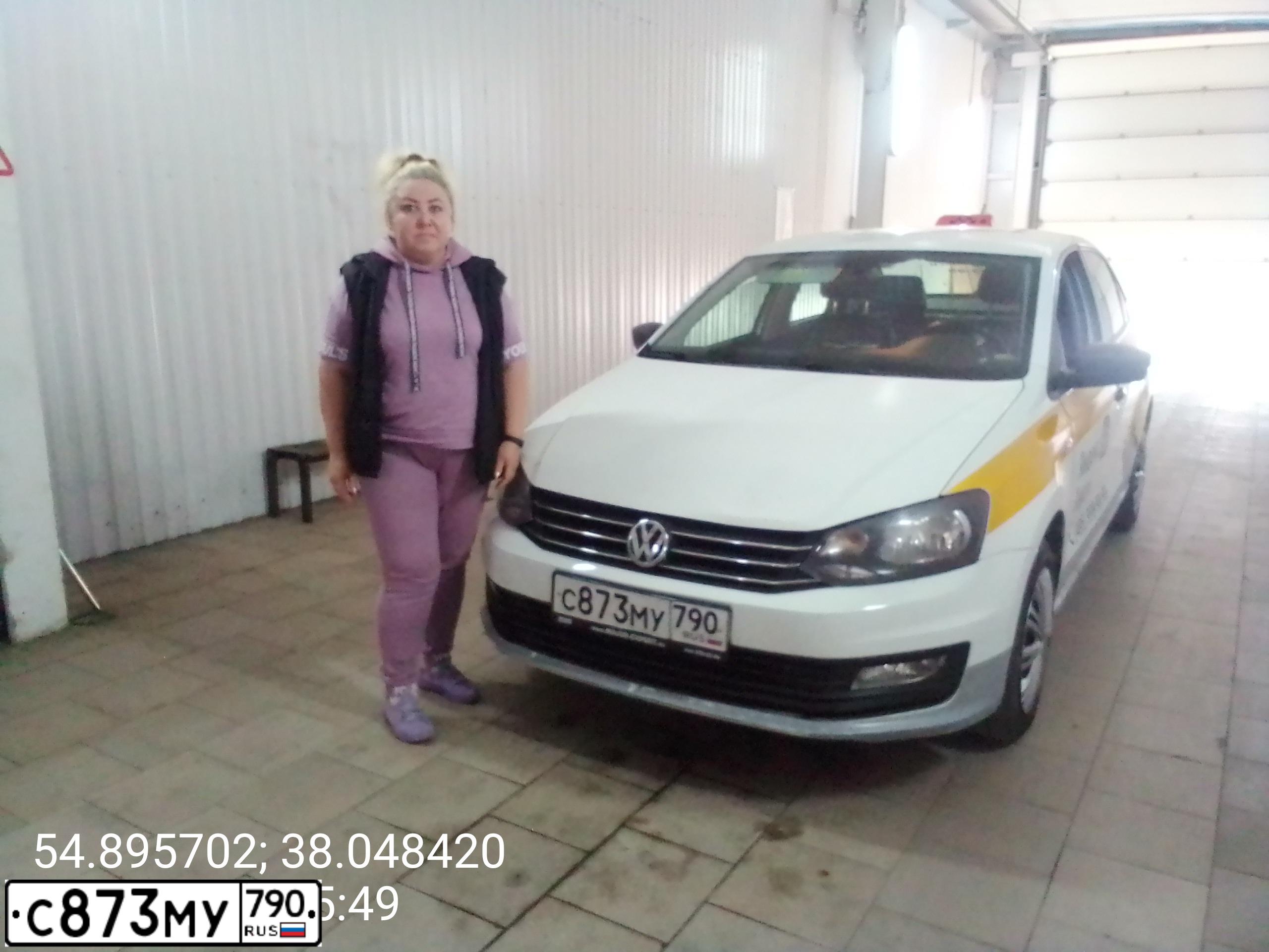 Фото автомобиля VOLKSWAGEN POLO, 2018 — госномер У192КУ799. Цвет: БЕЛЫЙ ЖЕЛТЫЙ СЕРЫЙ