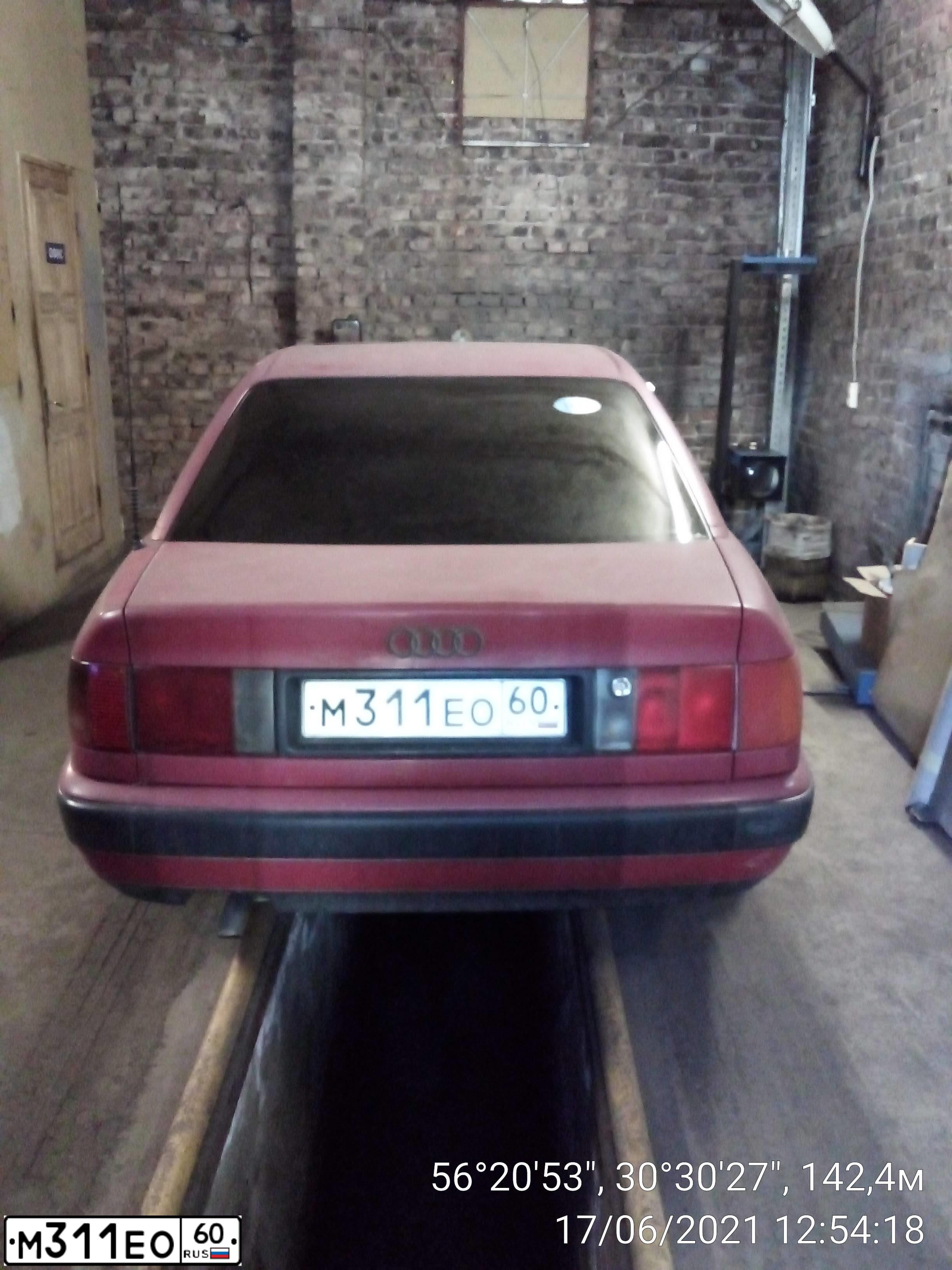 Фото автомобиля AUDI 100, 1991 — госномер М311ЕО60. Цвет: КРАСНЫЙ