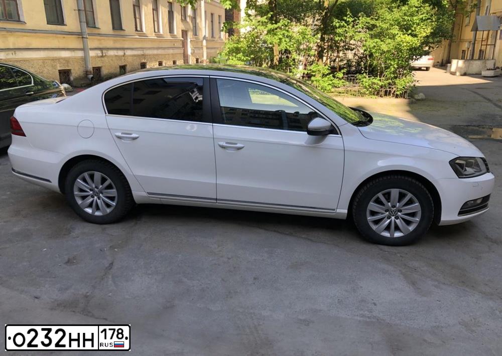 Фото автомобиля VOLKSWAGEN PASSAT, 2013 — госномер С232НН178. Цвет: Белый