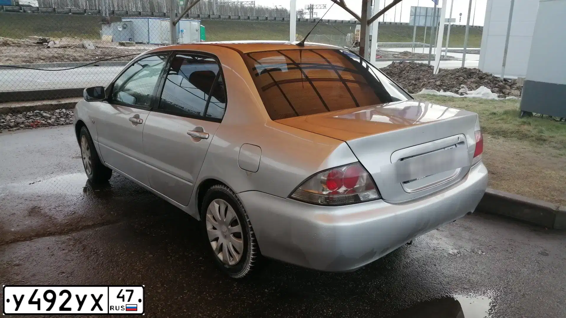 Фото автомобиля MITSUBISHI LANCER, 2003 — госномер Р827ЕН790. Цвет: Серебристый