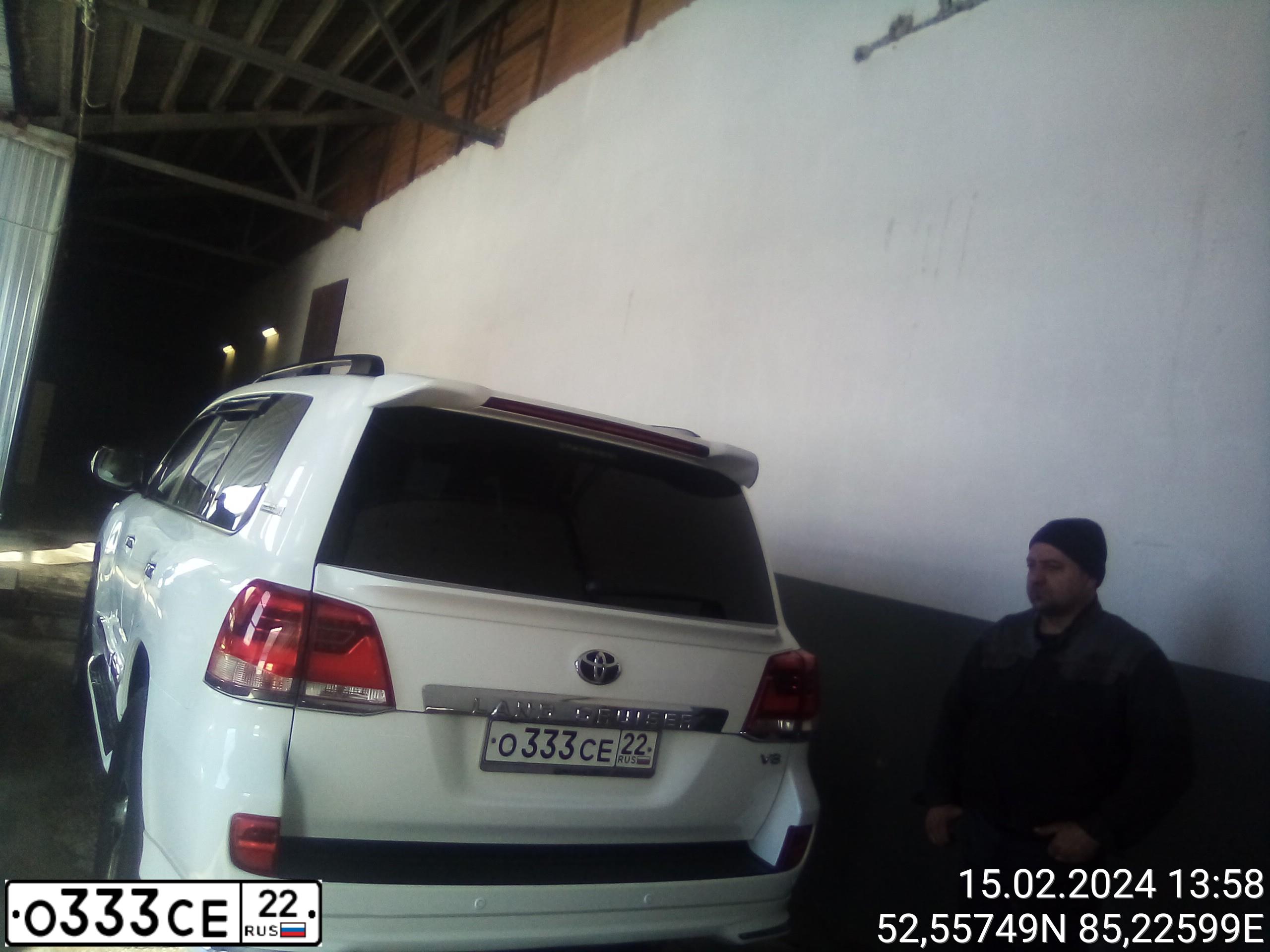 Фото автомобиля TOYOTA LANDCRUISER 200, 2012 — госномер Р982РР22. Цвет: Белый