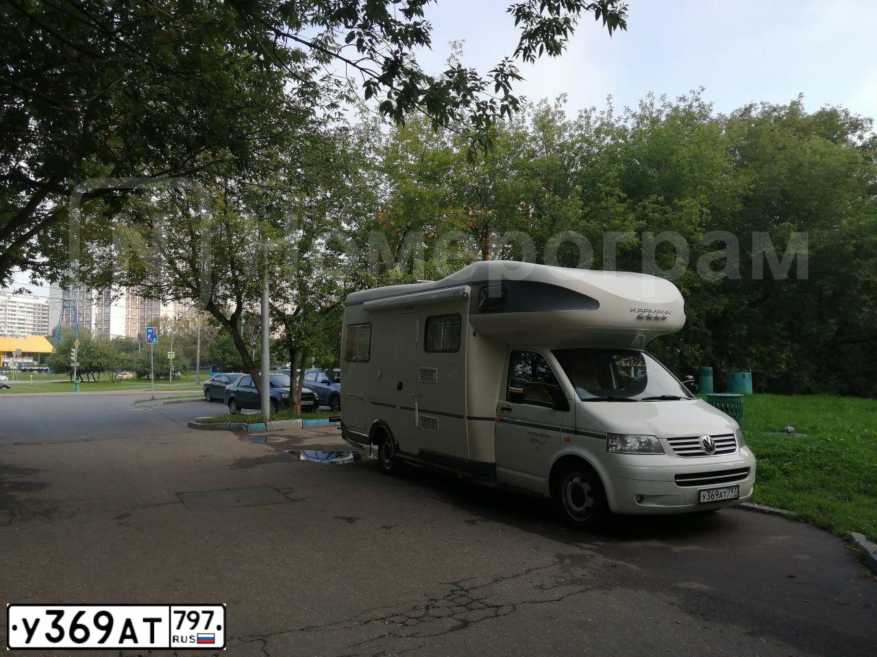 Фото автомобиля VOLKSWAGEN CARAVELLE, 2005 — госномер О822ОО31. Цвет: Белый