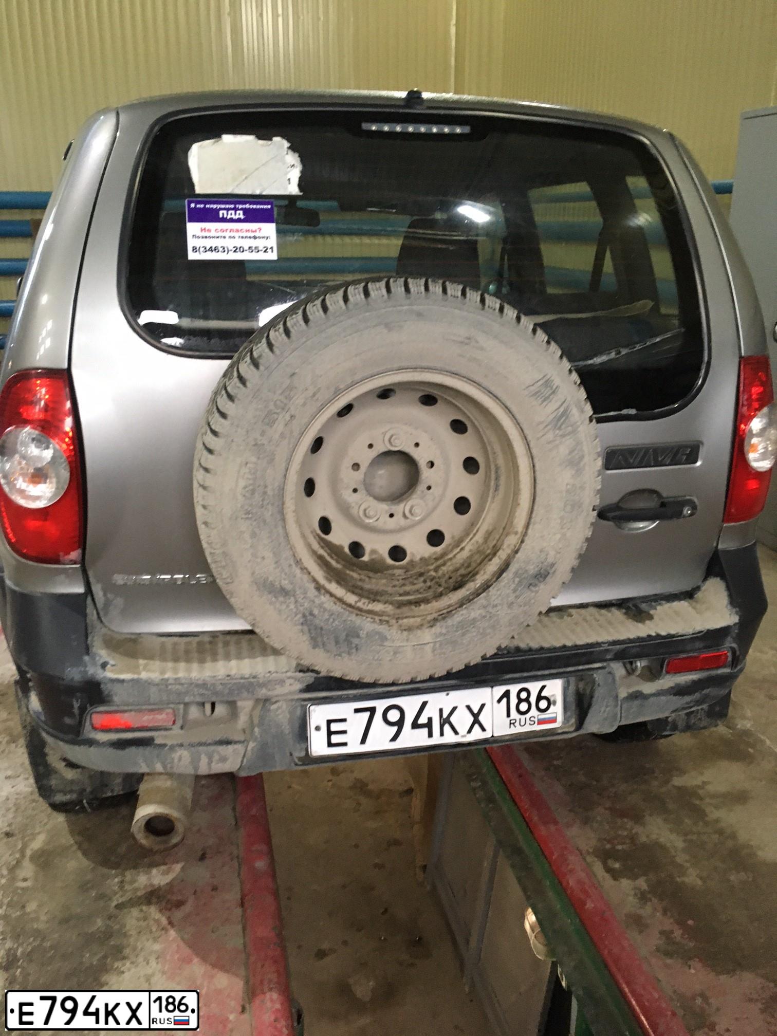 Фото автомобиля CHEVROLET NIVA, 2016 — госномер Е794КХ186. Цвет: Серо-коричневый металлик