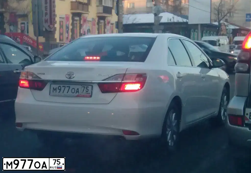Фото автомобиля TOYOTA CAMRY, 2016 — госномер М977ОА75. Цвет: Белый