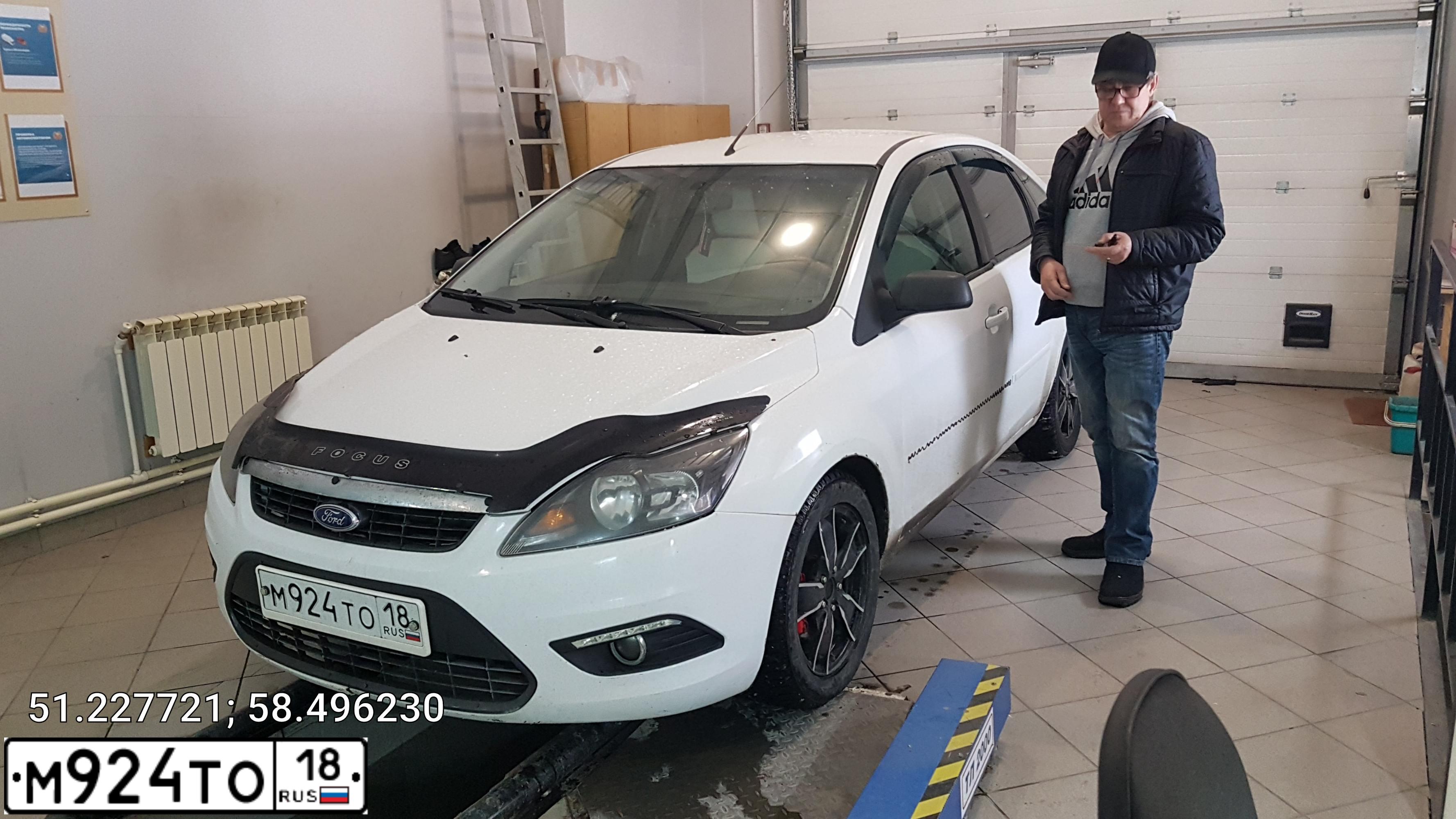Фото автомобиля FORD FOCUS, 2005 — госномер М924ТО18. Цвет: Белый