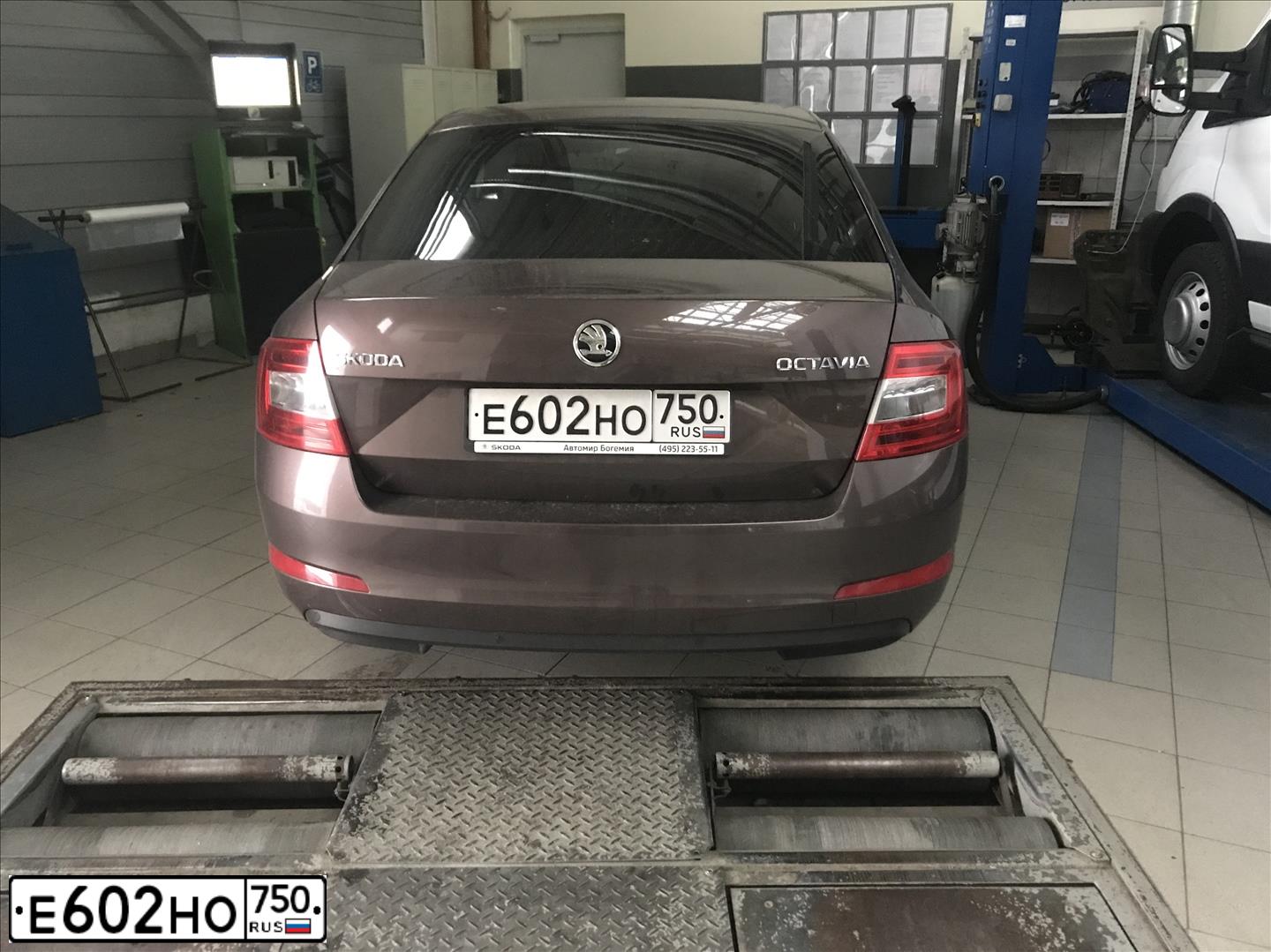 Фото автомобиля SKODA OCTAVIA, 2016 — госномер Е602НО750. Цвет: Коричневый