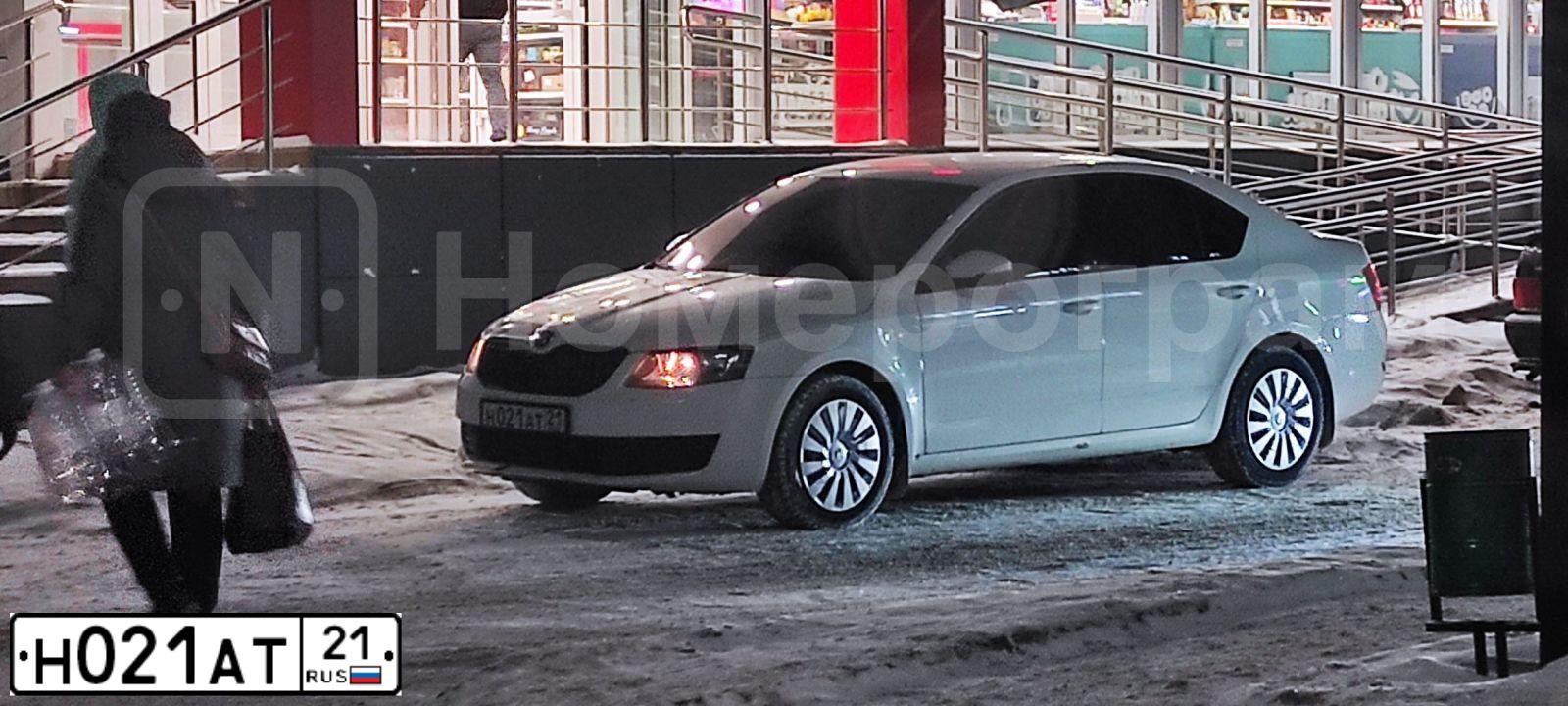 Фото автомобиля SKODA OCTAVIA, 2014 — госномер Н021АТ21. Цвет: Белый