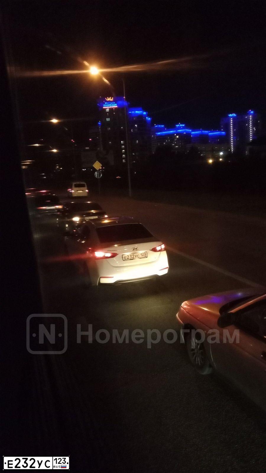 Фото автомобиля HYUNDAI SOLARIS, 2018 — госномер Е232УС123. Цвет: БЕЛЫЙ