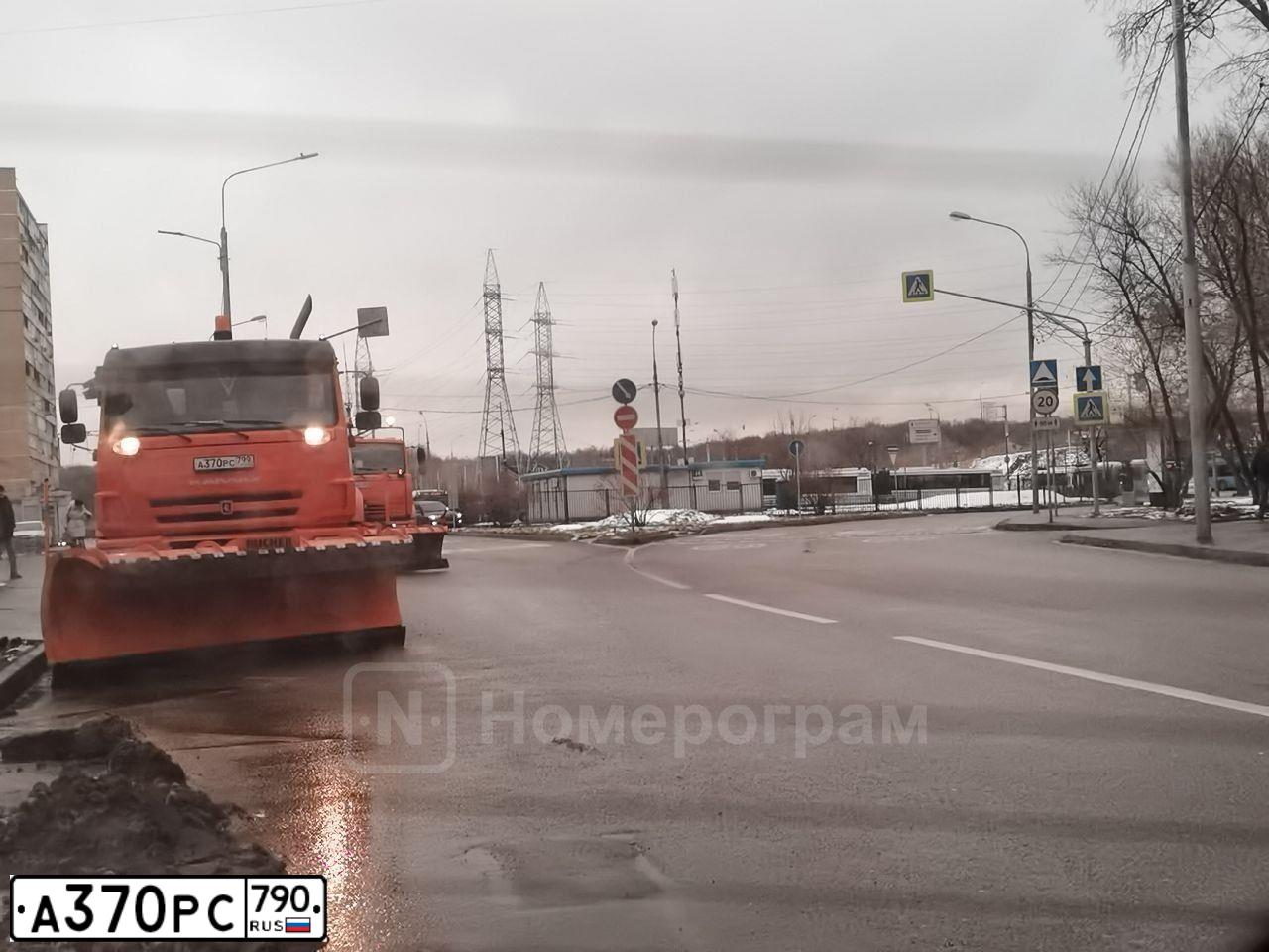 Фото автомобиля MITSUBISHI PAJERO, 2002 — госномер А370РС790. Цвет: БЕЖЕВЫЙ