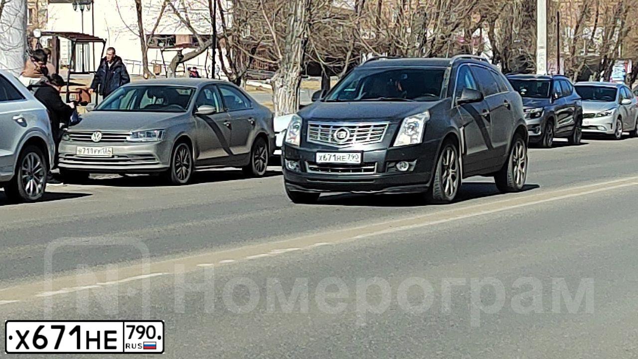 Фото автомобиля CADILLAC SRX, 2014 — госномер Х671НЕ790. Цвет: СЕРЫЙ