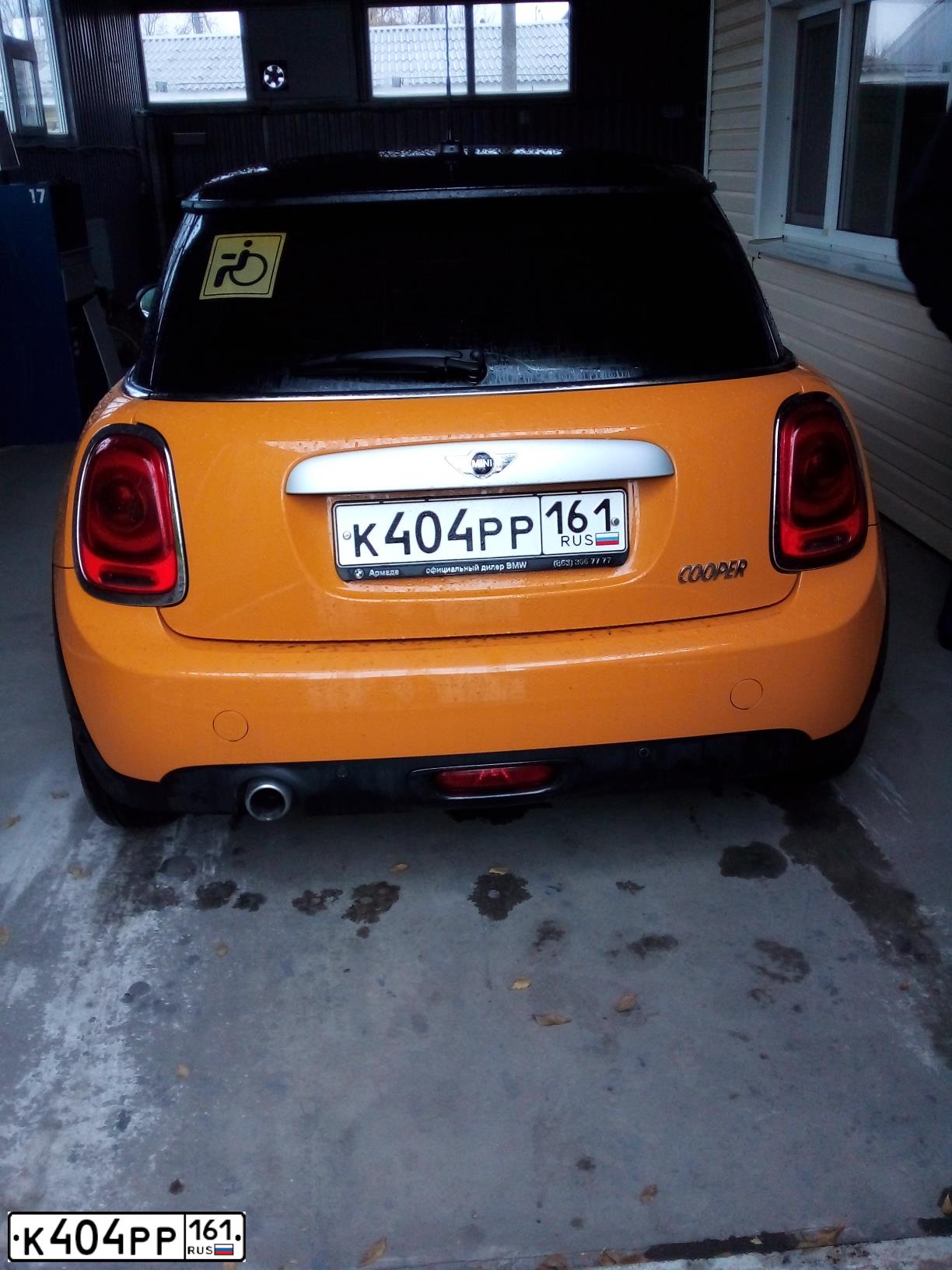Фото автомобиля MINI МИНИ КУПЕР, 2014 — госномер К404РР161. Цвет: ЖЕЛТЫЙ ТЕМНЫЙ