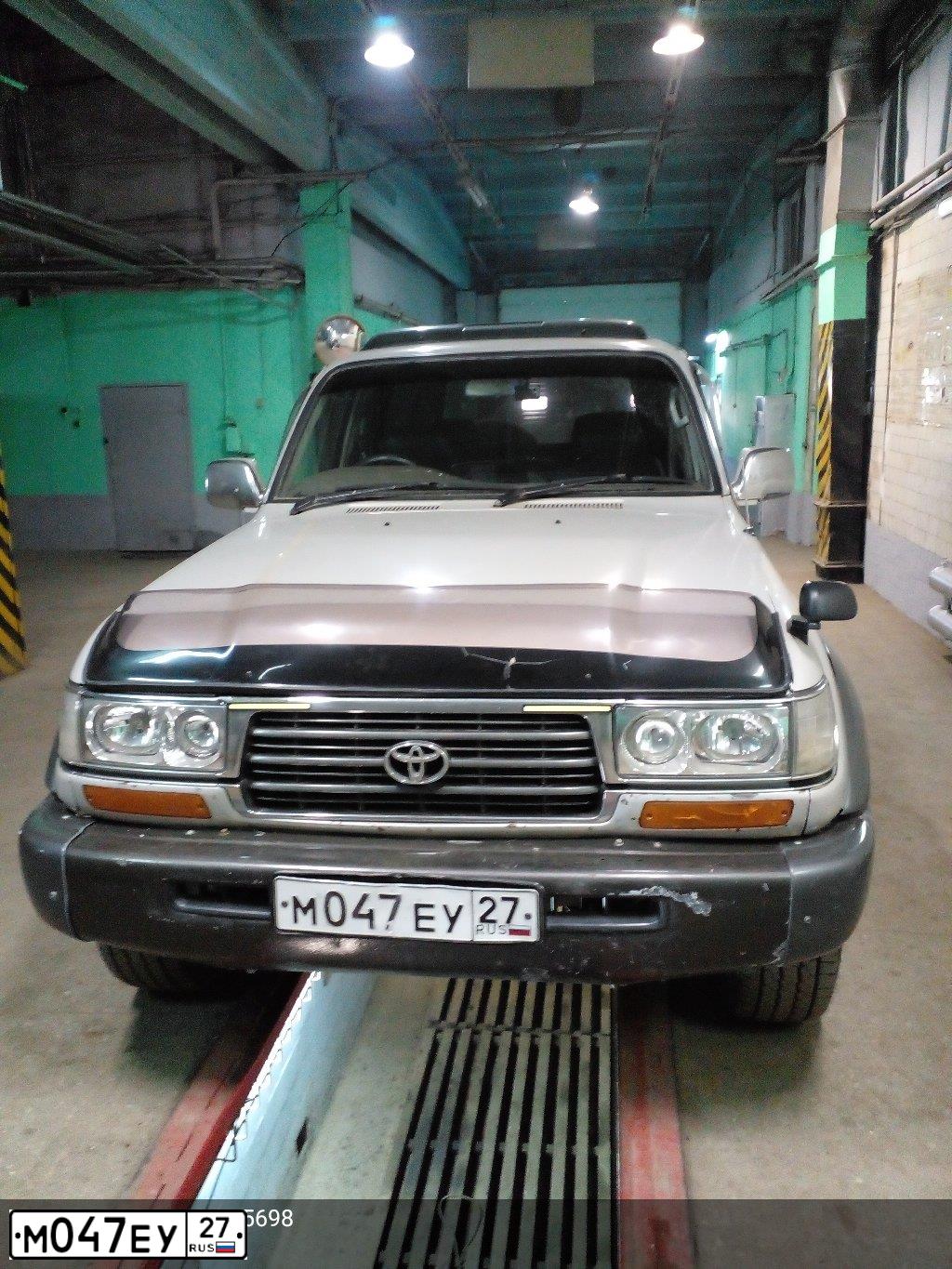Фото автомобиля TOYOTA LANDCRUISER, 1994 — госномер М047ЕУ27. Цвет: СЕРЕБРСТЫЙ МЕТАЛЛИК