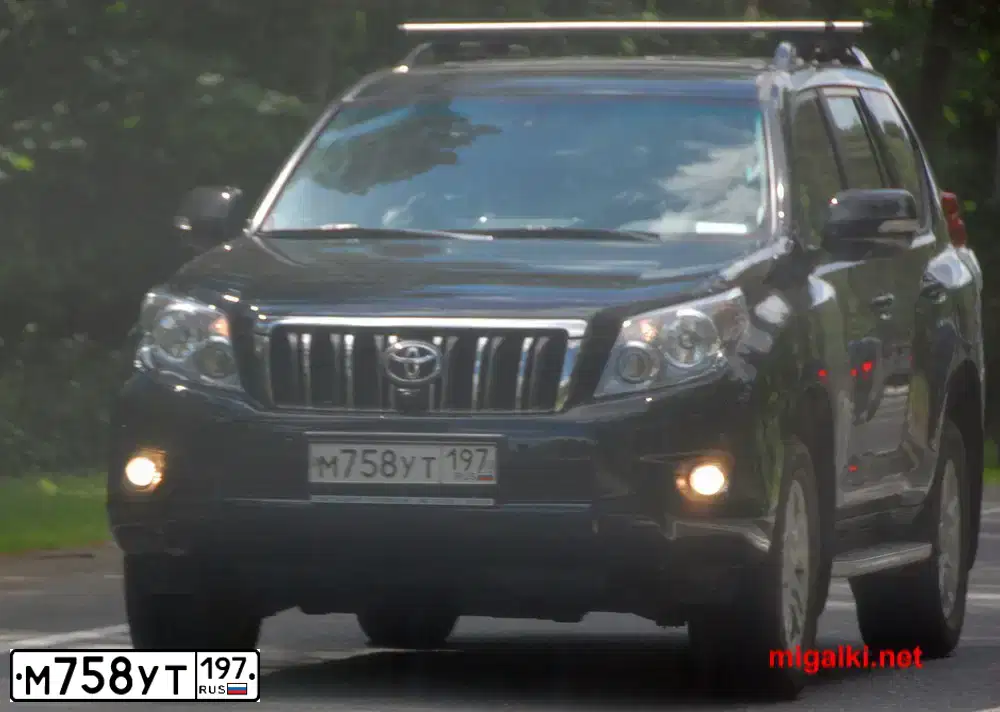 Фото автомобиля TOYOTA LANDCRUISER, 2012 — госномер М758УТ197. Цвет: ЧЕРНЫЙ