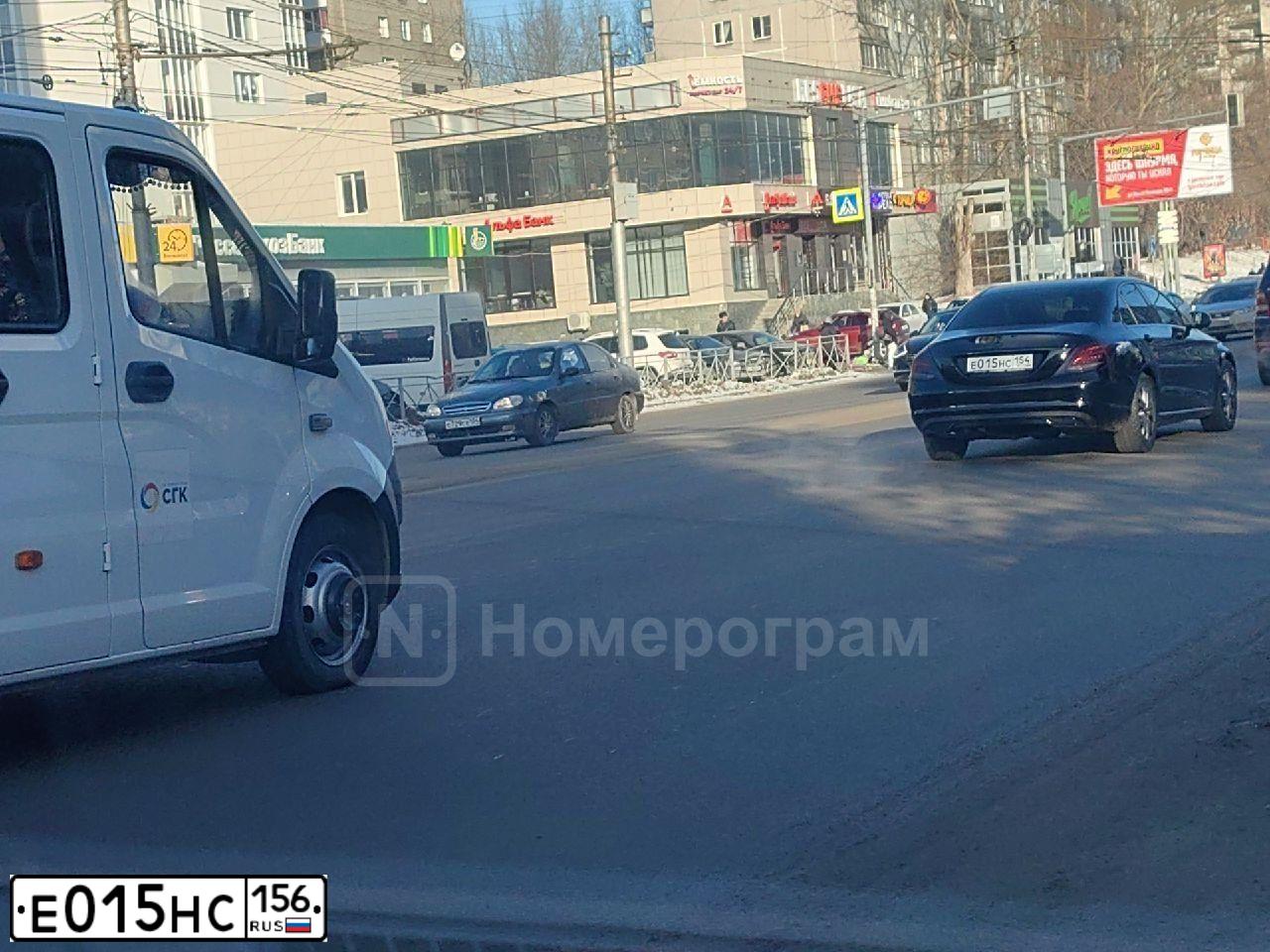 Фото автомобиля TOYOTA LANDCRUISER 200, 2012 — госномер Е015НС156