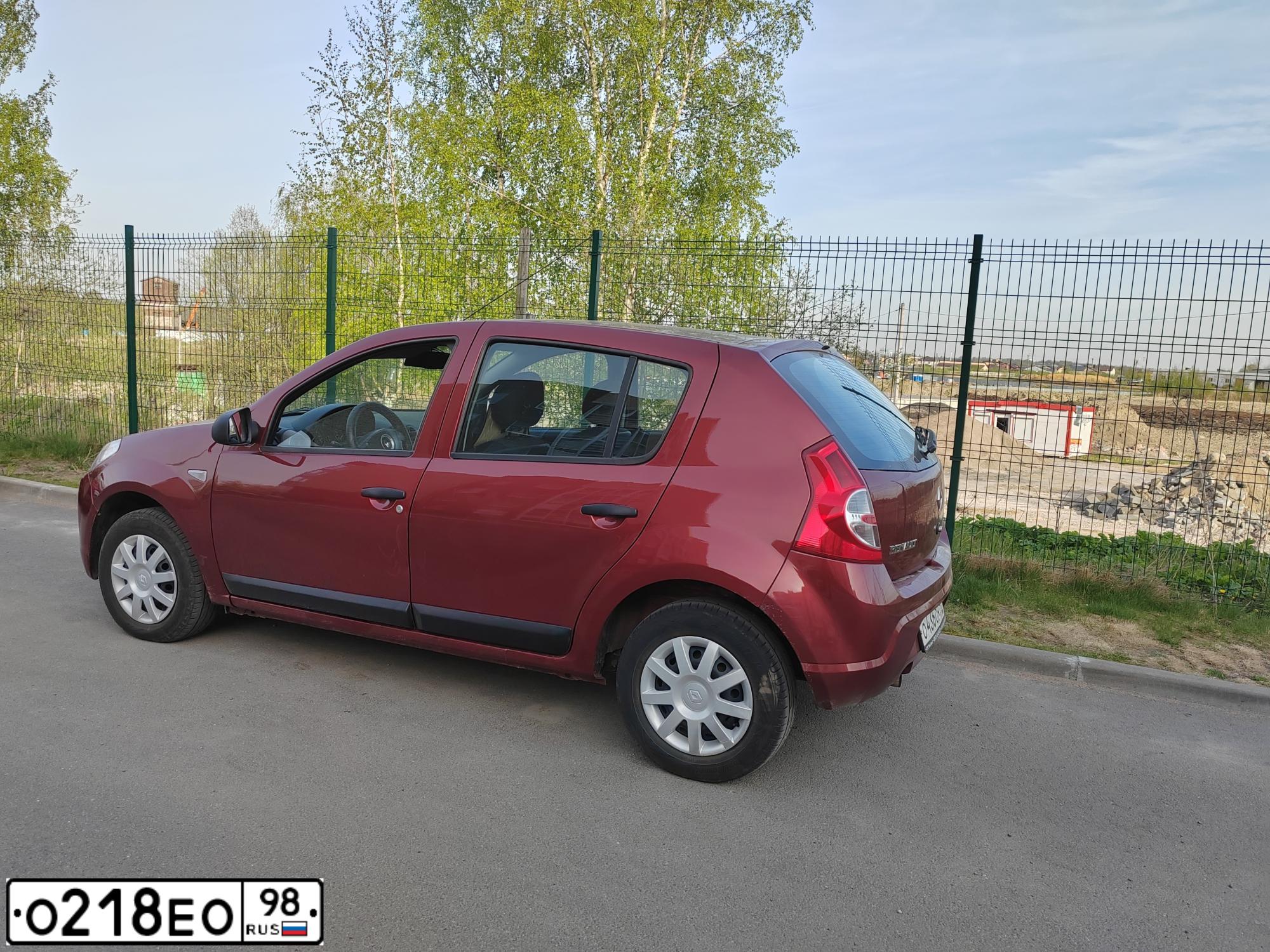 Фото автомобиля RENAULT LOGAN, 2010 — госномер О218ЕО98. Цвет: ТЕМНО-СЕРЫЙ