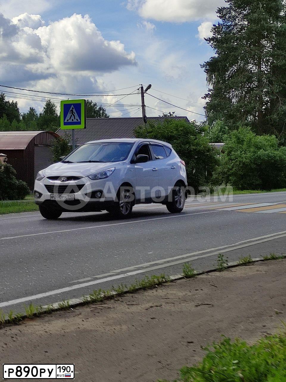 Фото автомобиля HYUNDAI IX35, 2011 — госномер Р890РУ190. Цвет: БЕЛЫЙ