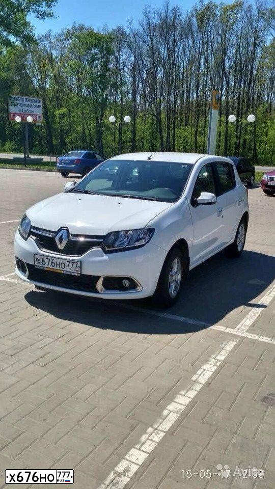 Фото автомобиля RENAULT SANDERO, 2015 — госномер Р942ЕВ46. Цвет: Белый
