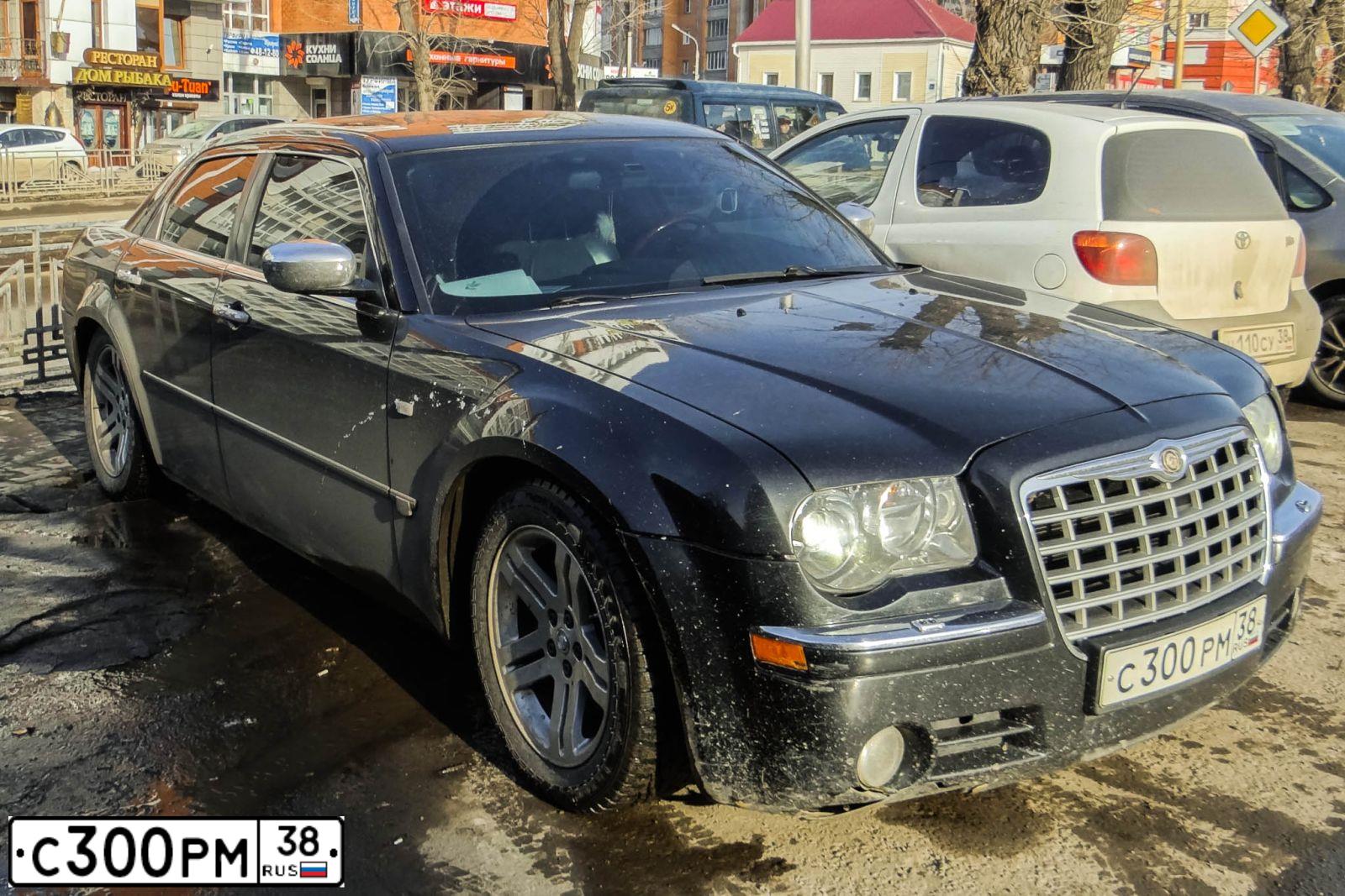 Фото автомобиля CHRYSLER SERIE 300, 2005 — госномер С300РМ38. Цвет: ЧЕРНЫЙ