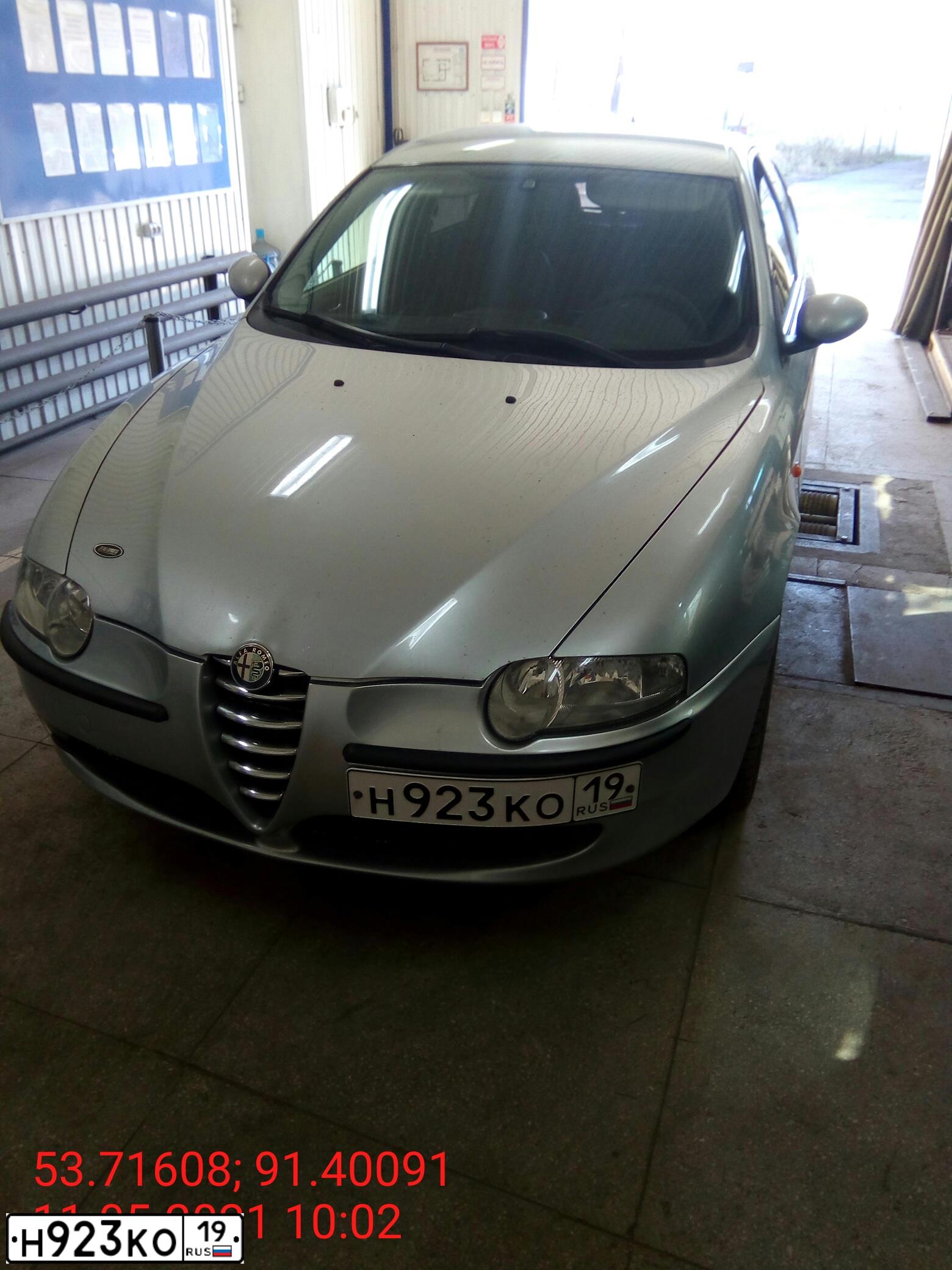 Фото автомобиля ALFAROMEO ALFA 147, 2003 — госномер У284УК124. Цвет: СЕРЫЙ