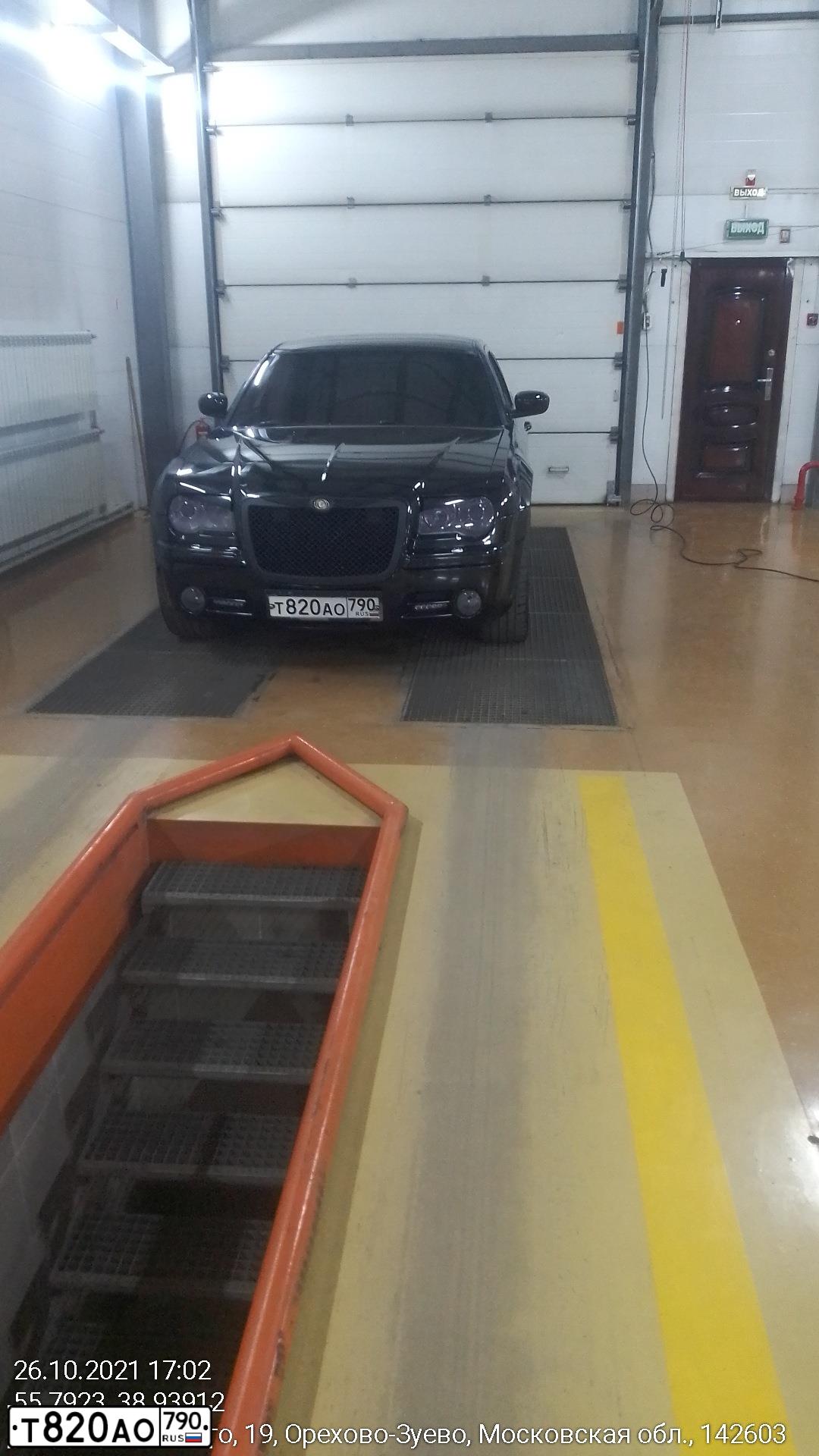 Фото автомобиля CHRYSLER SERIE 300, 2004 — госномер С267ТК69. Цвет: ЧЕРНЫЙ