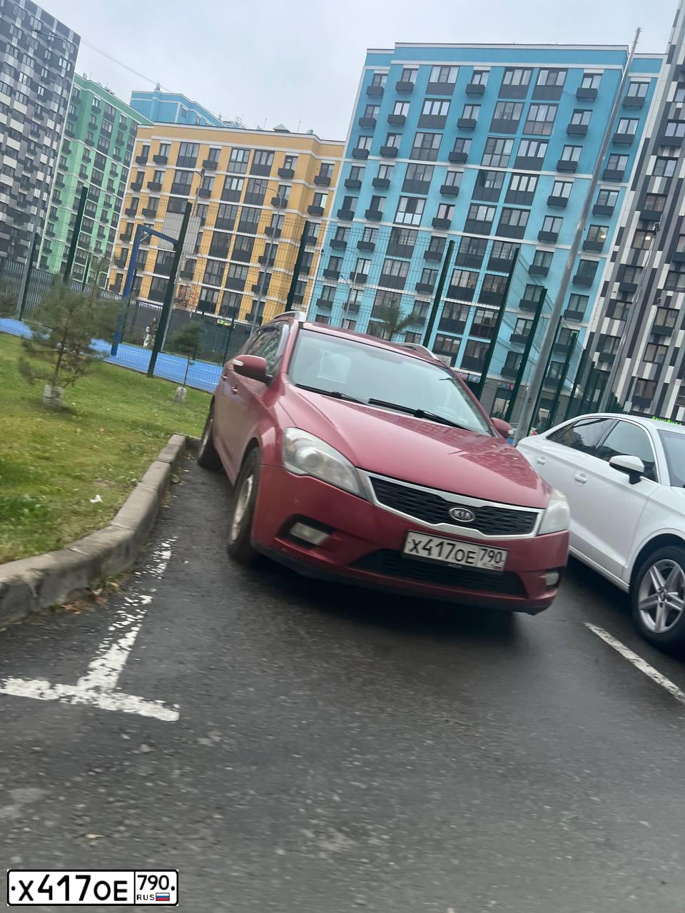 Фото автомобиля KIA CEE'D, 2010 — госномер Х417ОЕ790. Цвет: КРАСНЫЙ