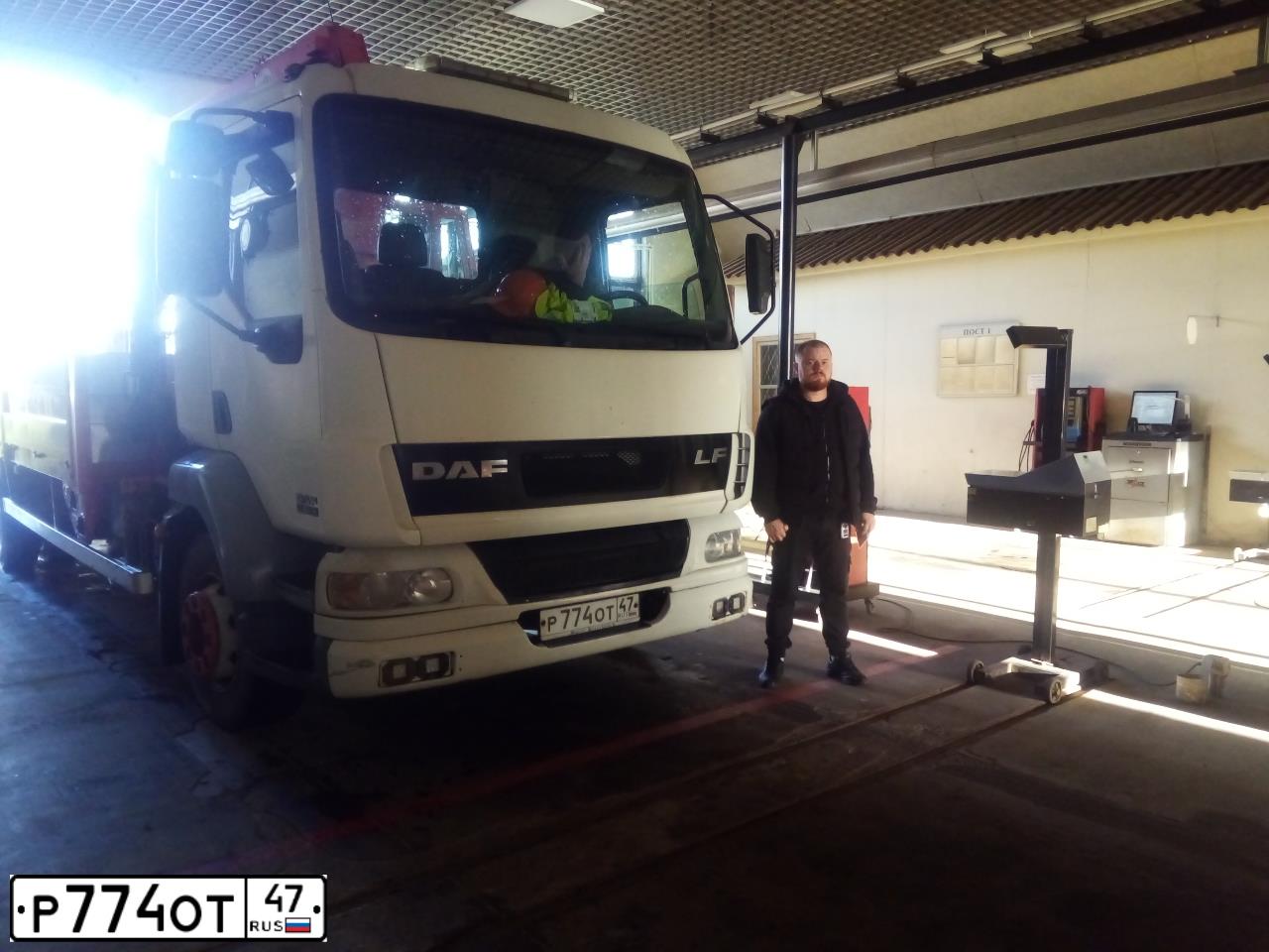 Фото автомобиля DAF LF 55 FA /4X2/, 2004 — госномер Р774ОТ47. Цвет: Белый