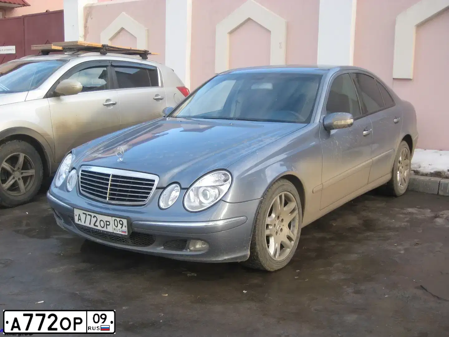 Фото автомобиля MERCEDES E-KLASSE, 2004 — госномер А772ОР09. Цвет: СЕРО-СИНИЙ
