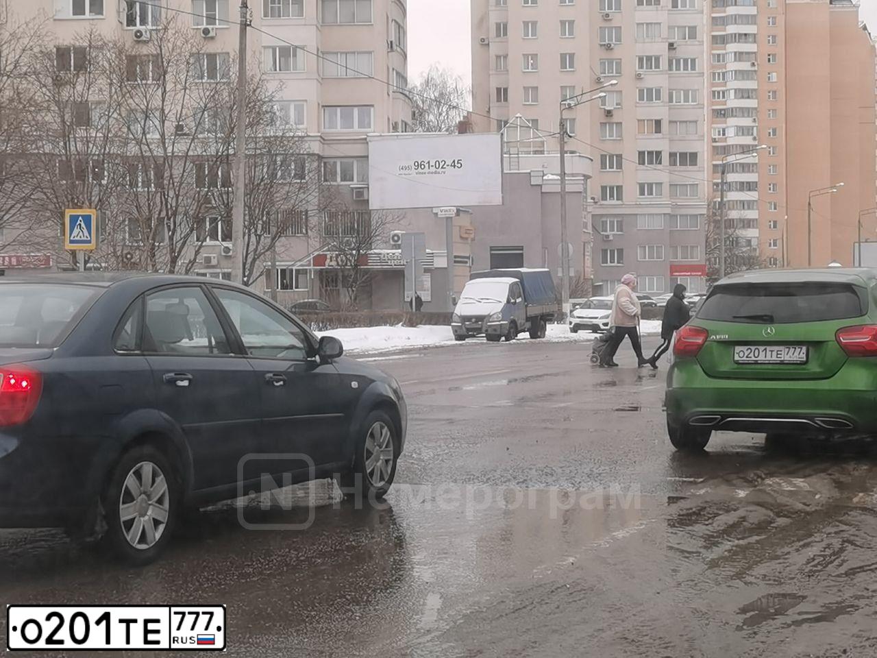 Фото автомобиля MERCEDES A-KLASSE, 2015 — госномер О201ТЕ777. Цвет: ЗЕЛЕНЫЙ