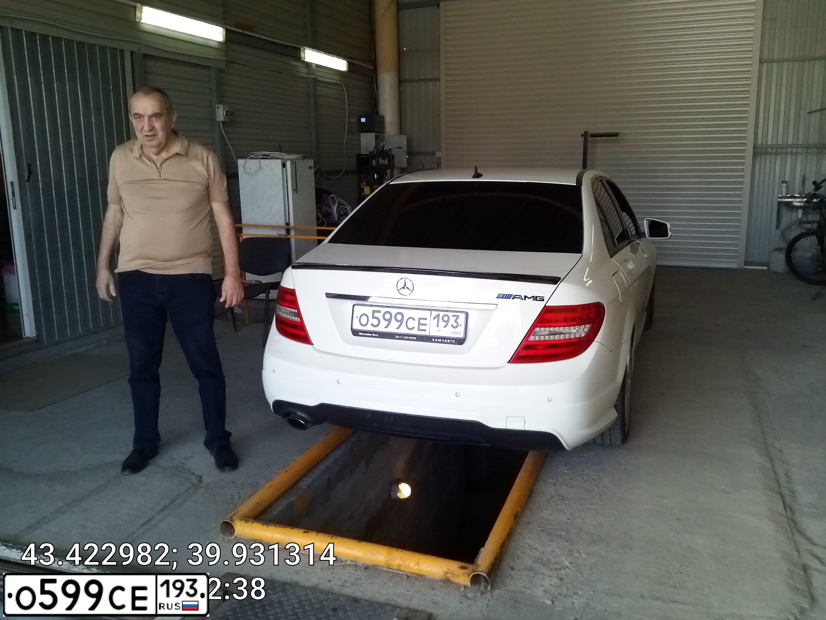 Фото автомобиля MERCEDES C-KLASSE, 2011 — госномер О599СЕ193. Цвет: Белый